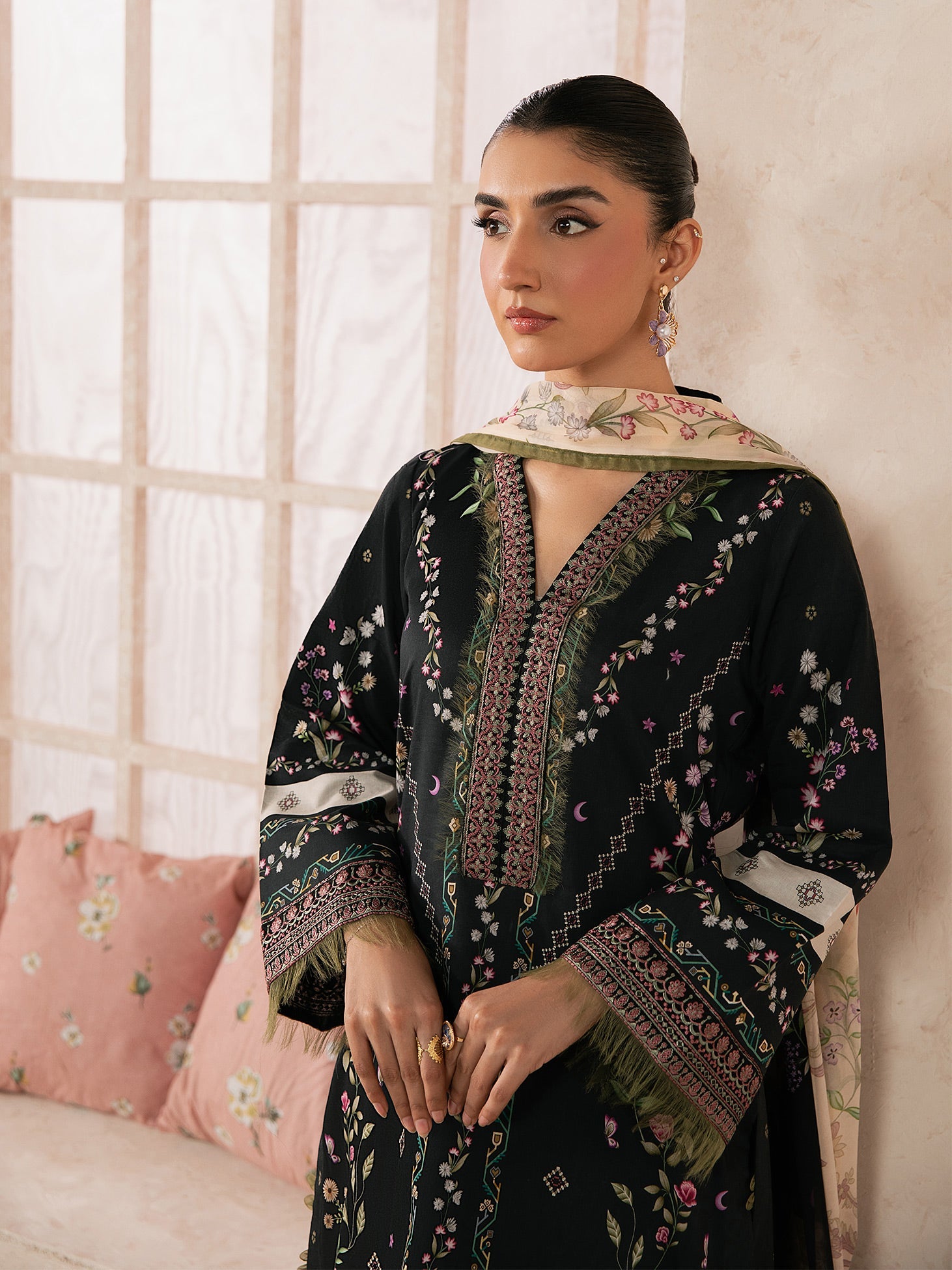 Syra Lawn – Elina
