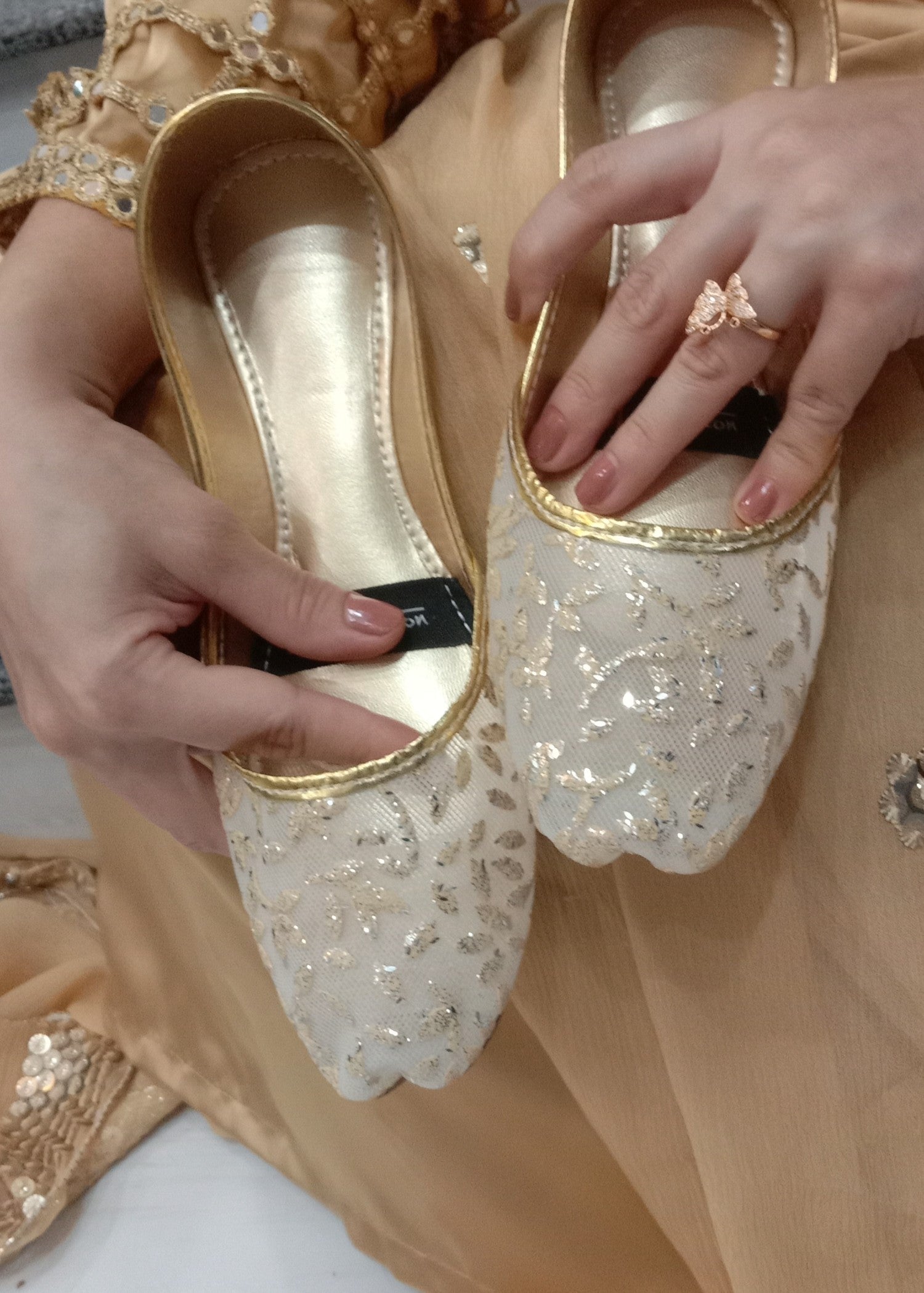 Khussa in White, gold by - High Quality Women Khussa BWJ4736