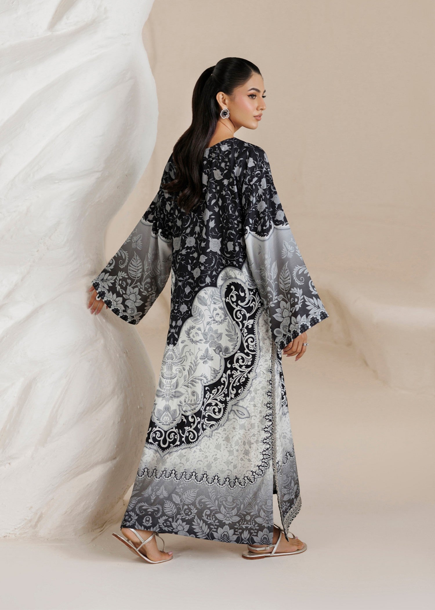 raw silk Kaftan in White, black