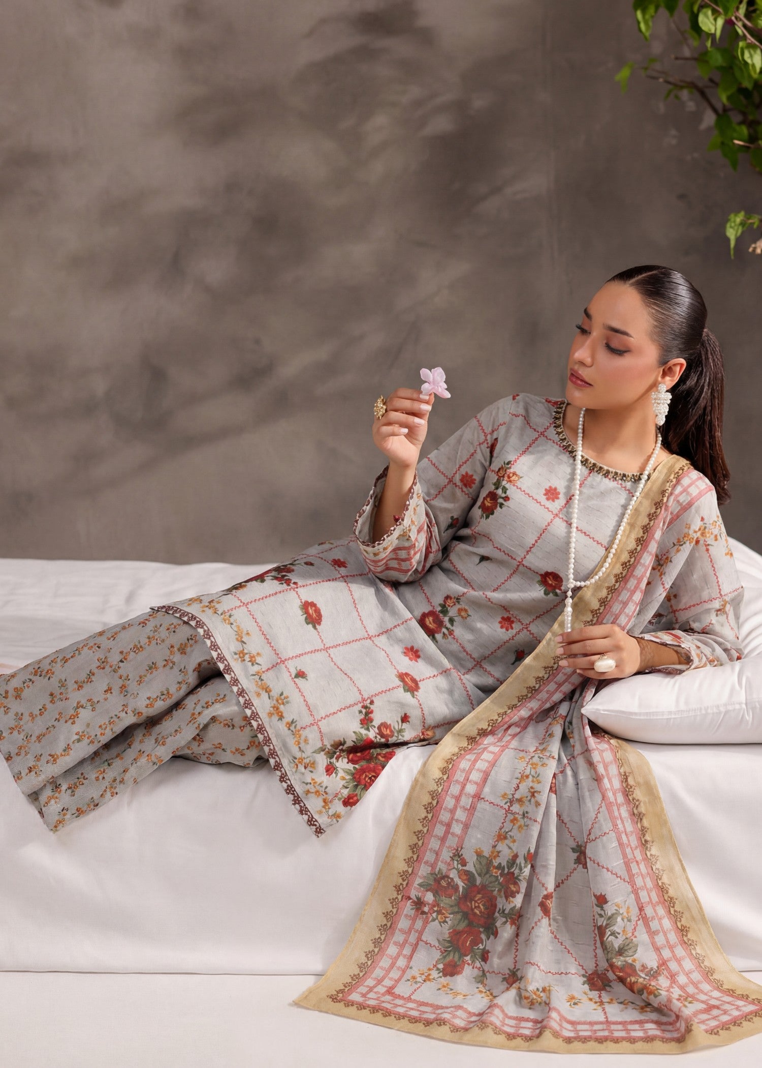 textured lawn Kurta Set in Lynx white
