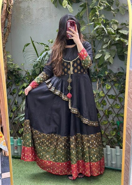 kattan silk Maxi in Black