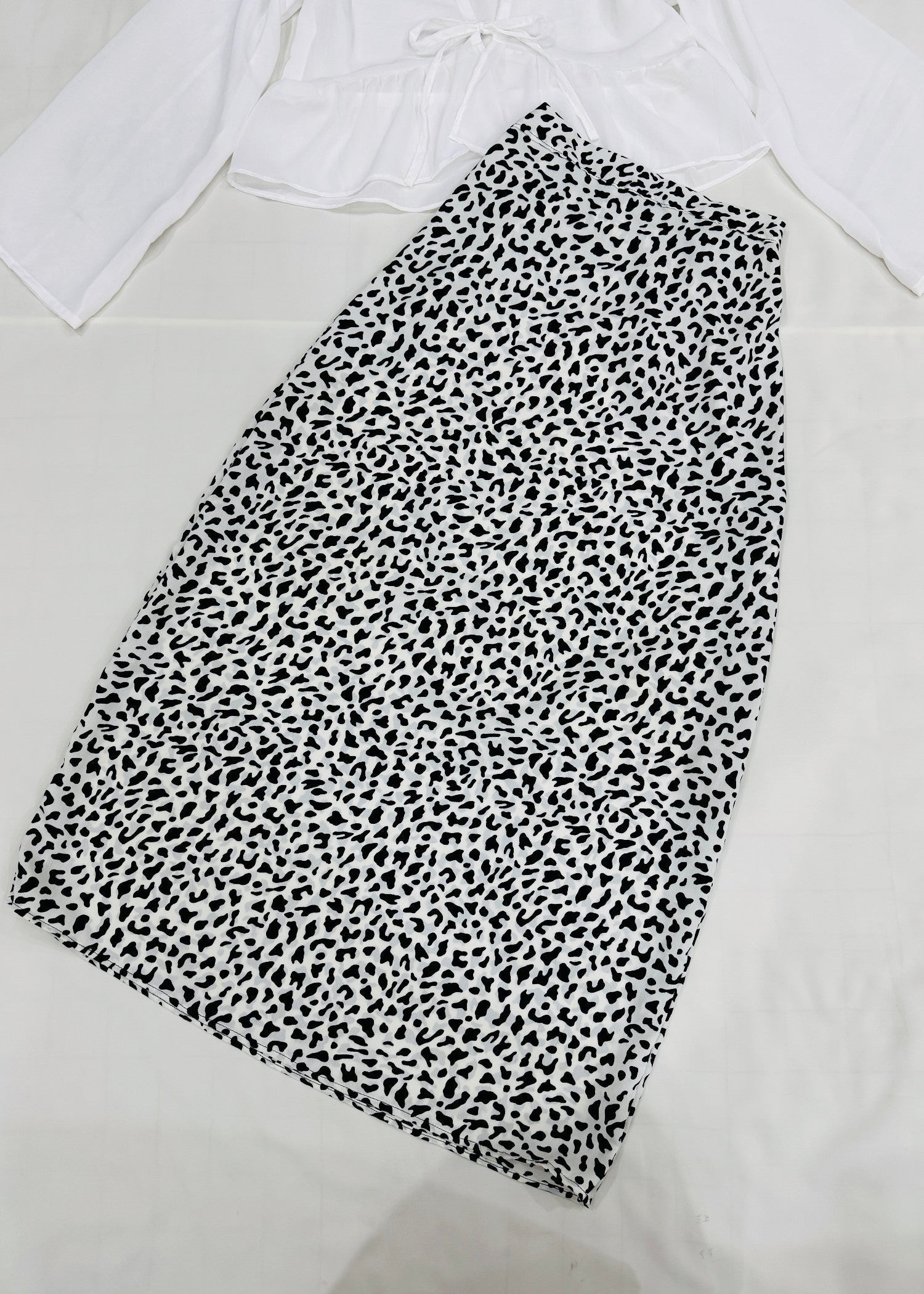 grip Skirt in Black, white