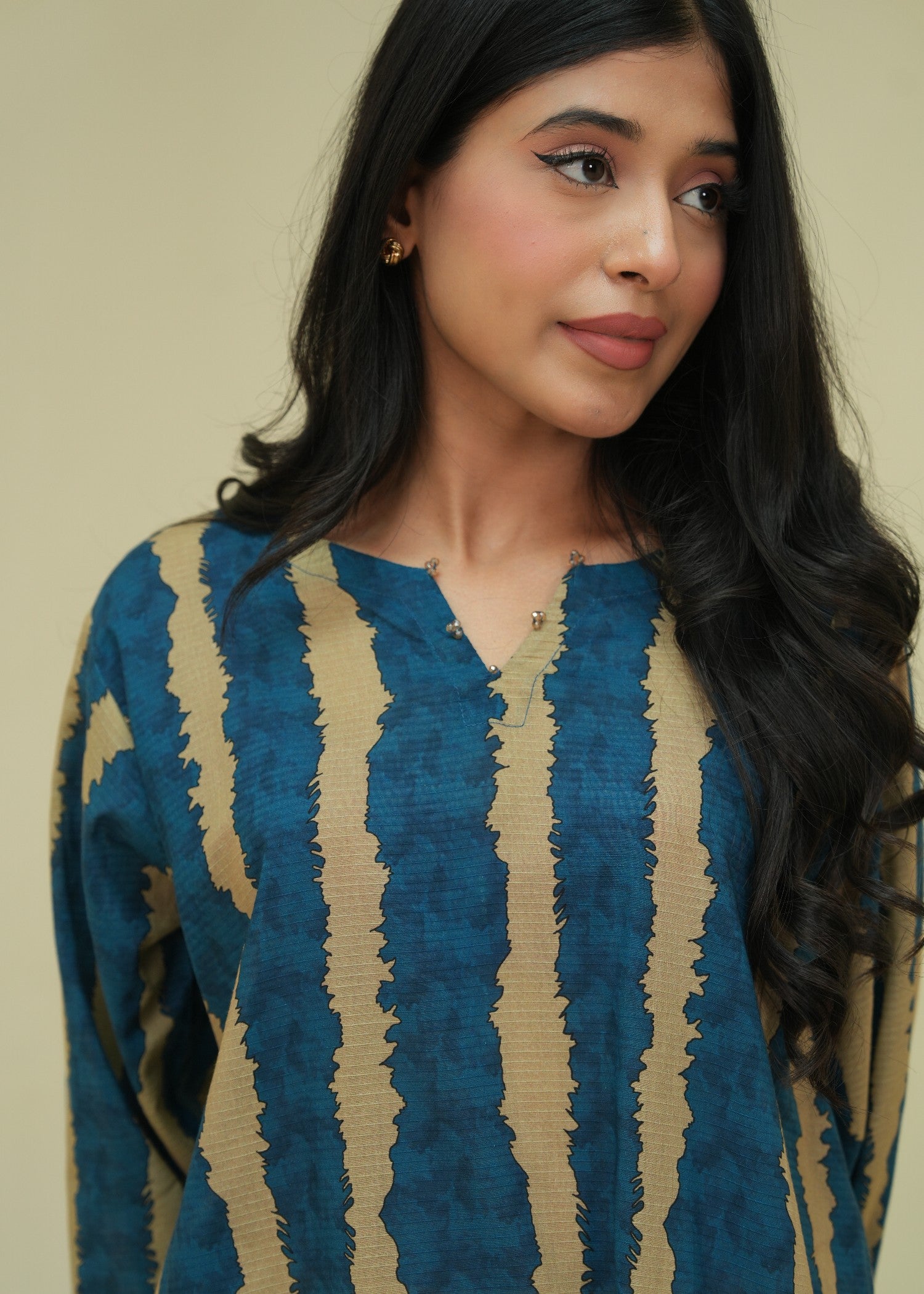 lawn Kaftan in Mari gold, ocean blue
