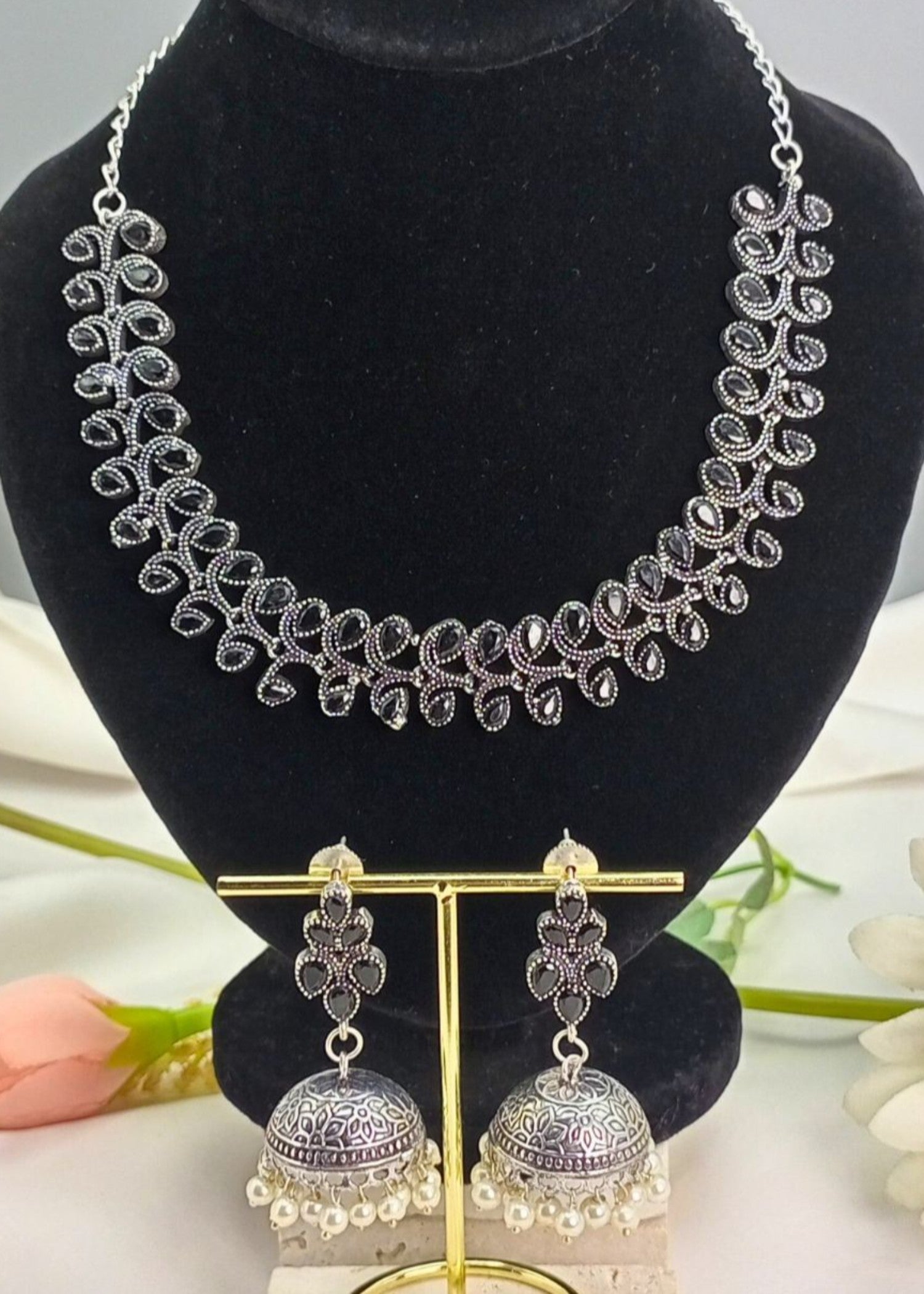 Jewelry Set in Black Color by - Trendy Women Jewelry Set XLU1384