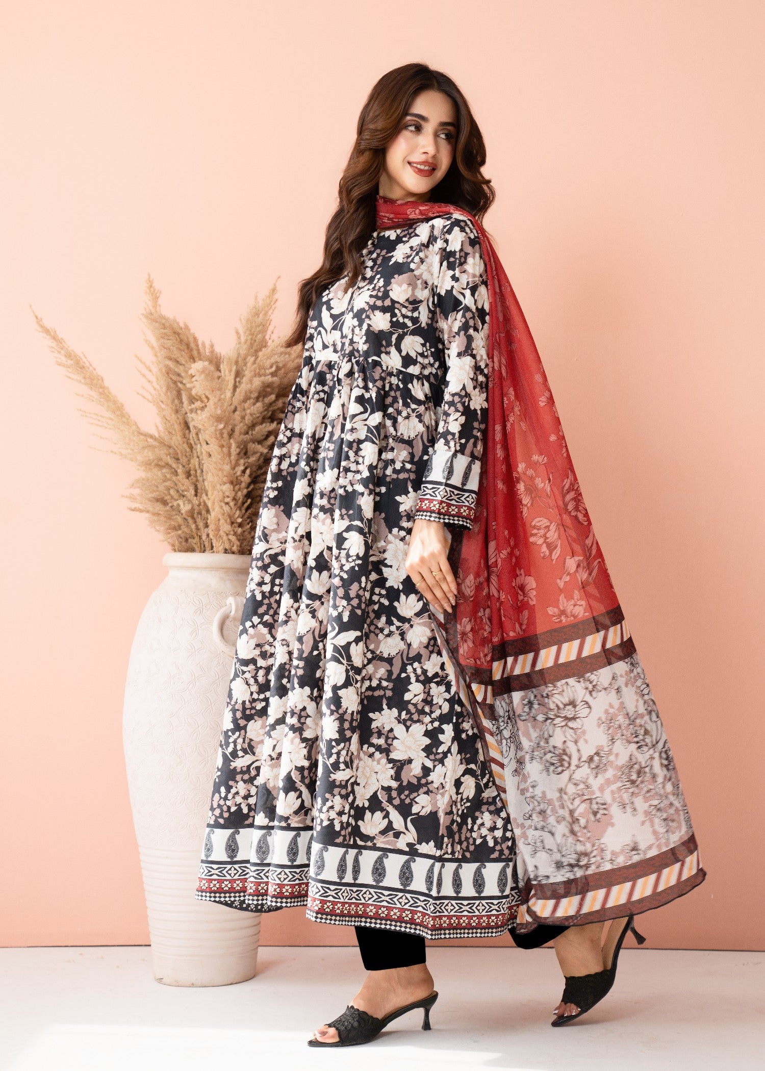 lawn cotton Pishwas in Ivory, black
