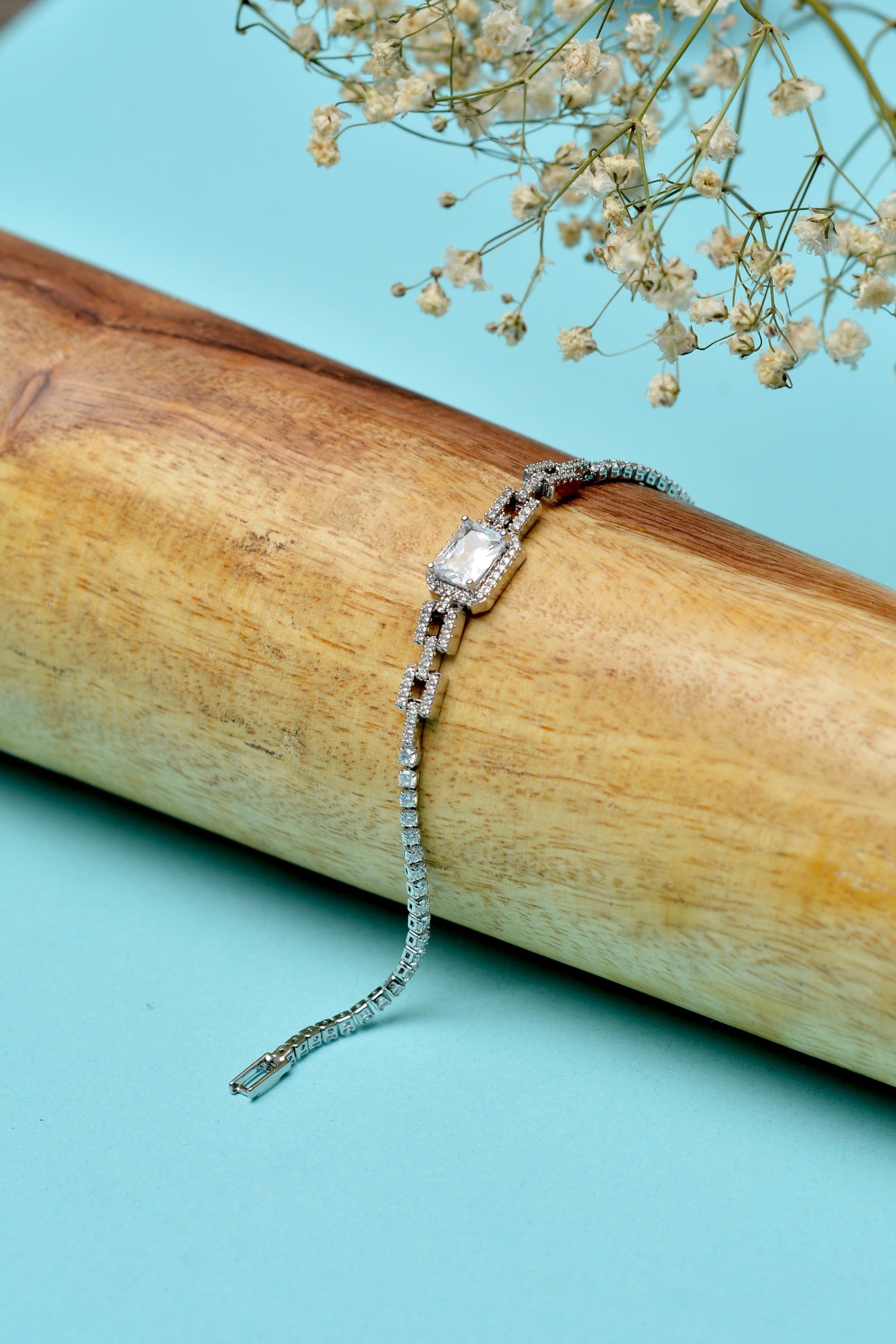 Bracelet in White Color by - Trendy Women Bracelet WXZ6019