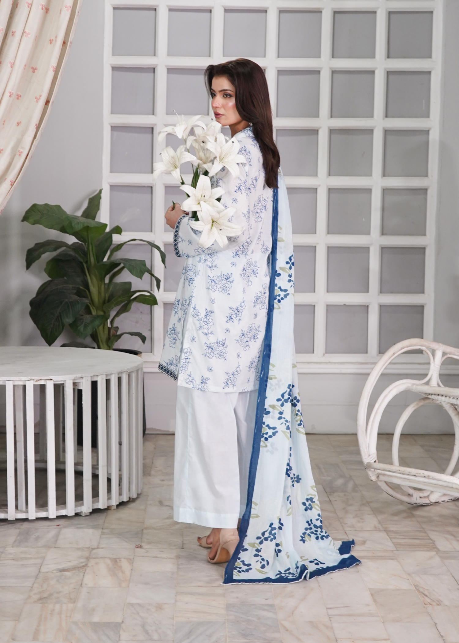 lawn Kurta Set in White, off-white