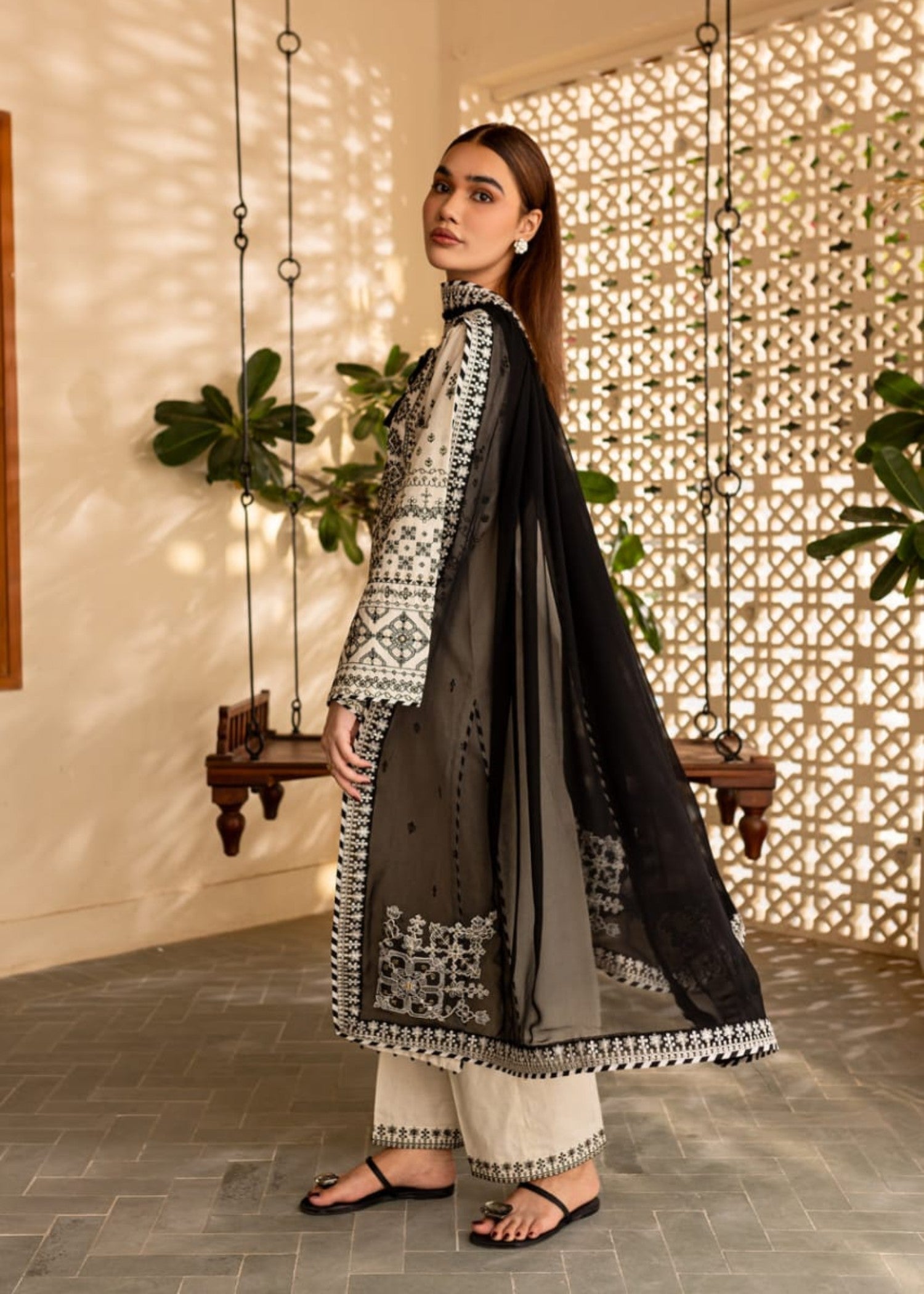 linen Kurta Set in Black, white