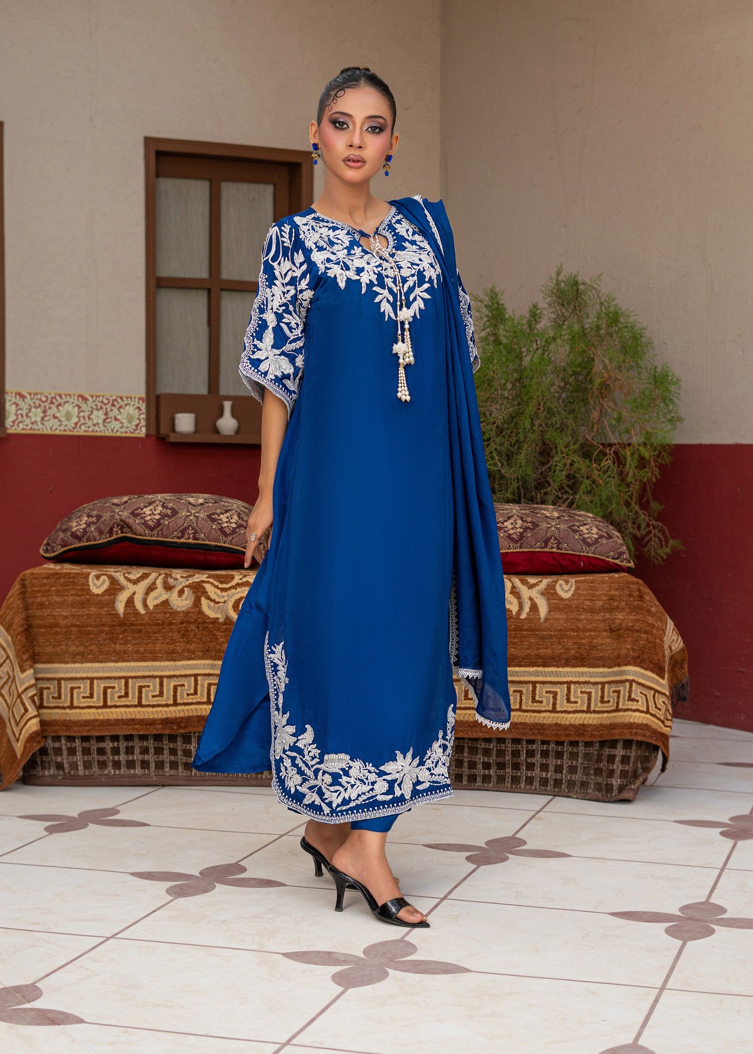 silk Kaftan in White, dark blue