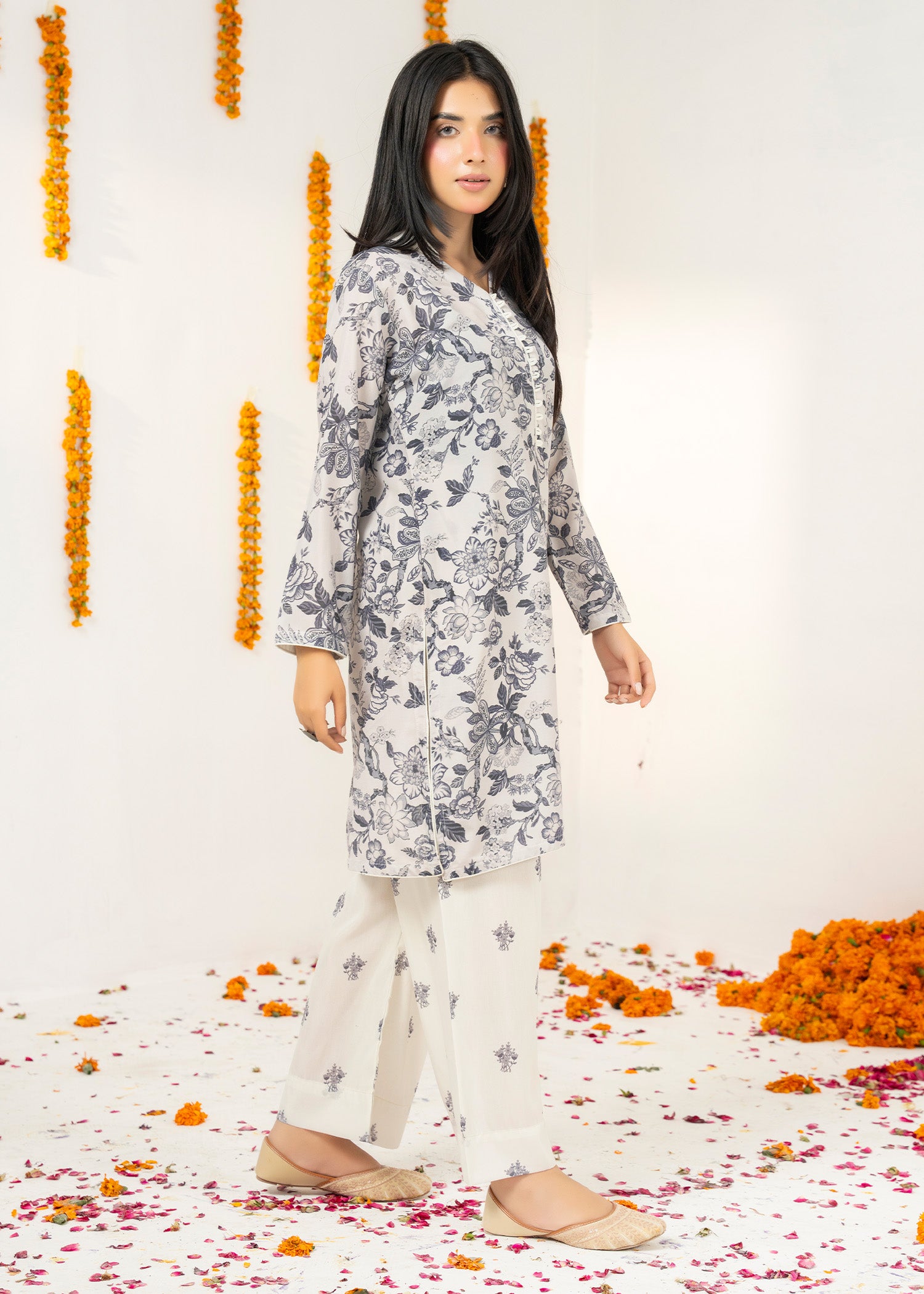 lawn Kurta Set in Silver, off-white