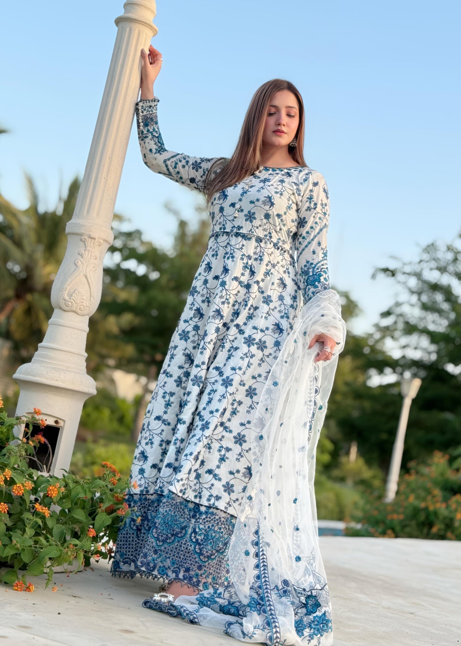 lawn Maxi in Royal blue, white