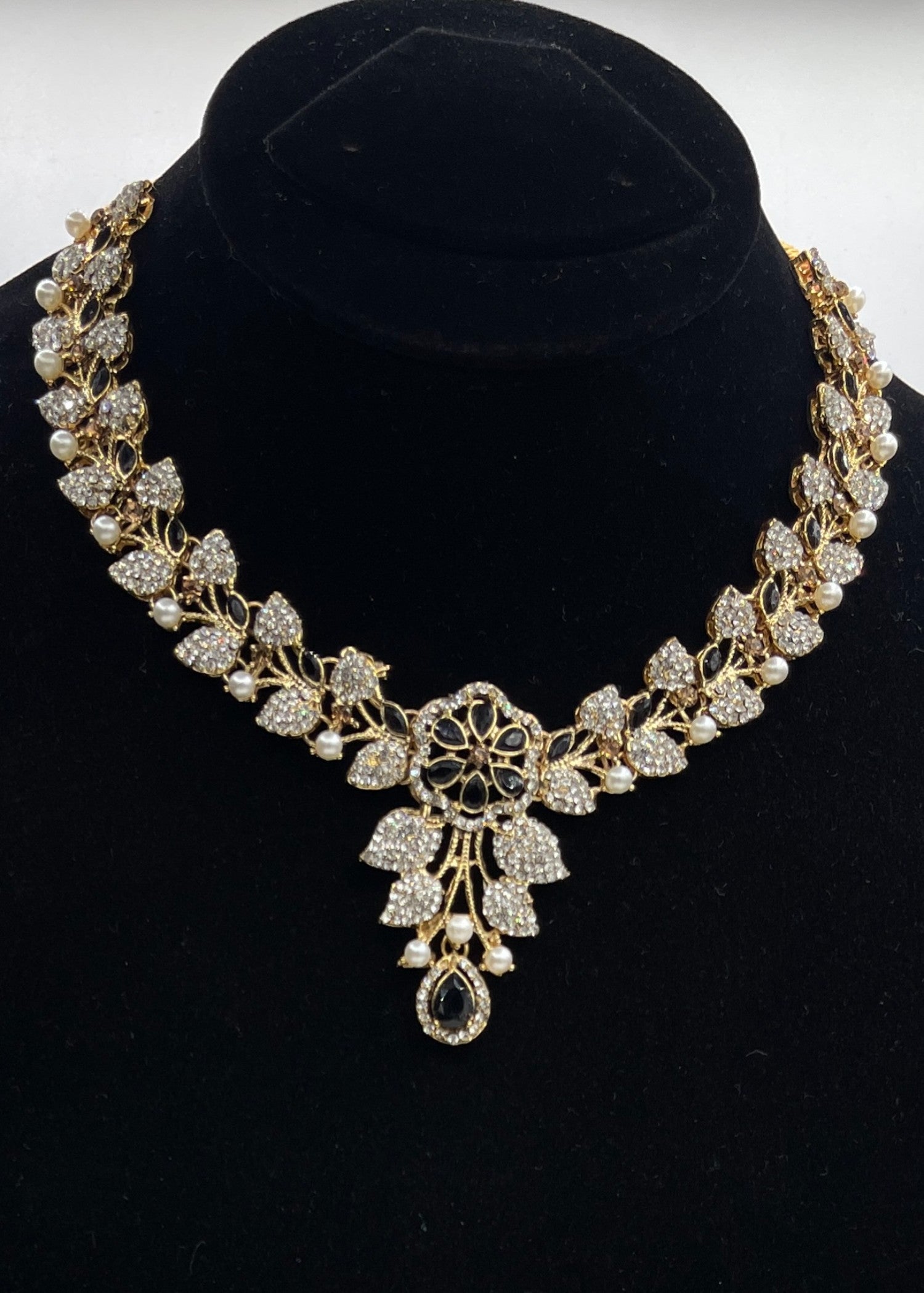 Jewelry Set in Black, pearl white Color by - Trendy Women Jewelry Set BGN2890
