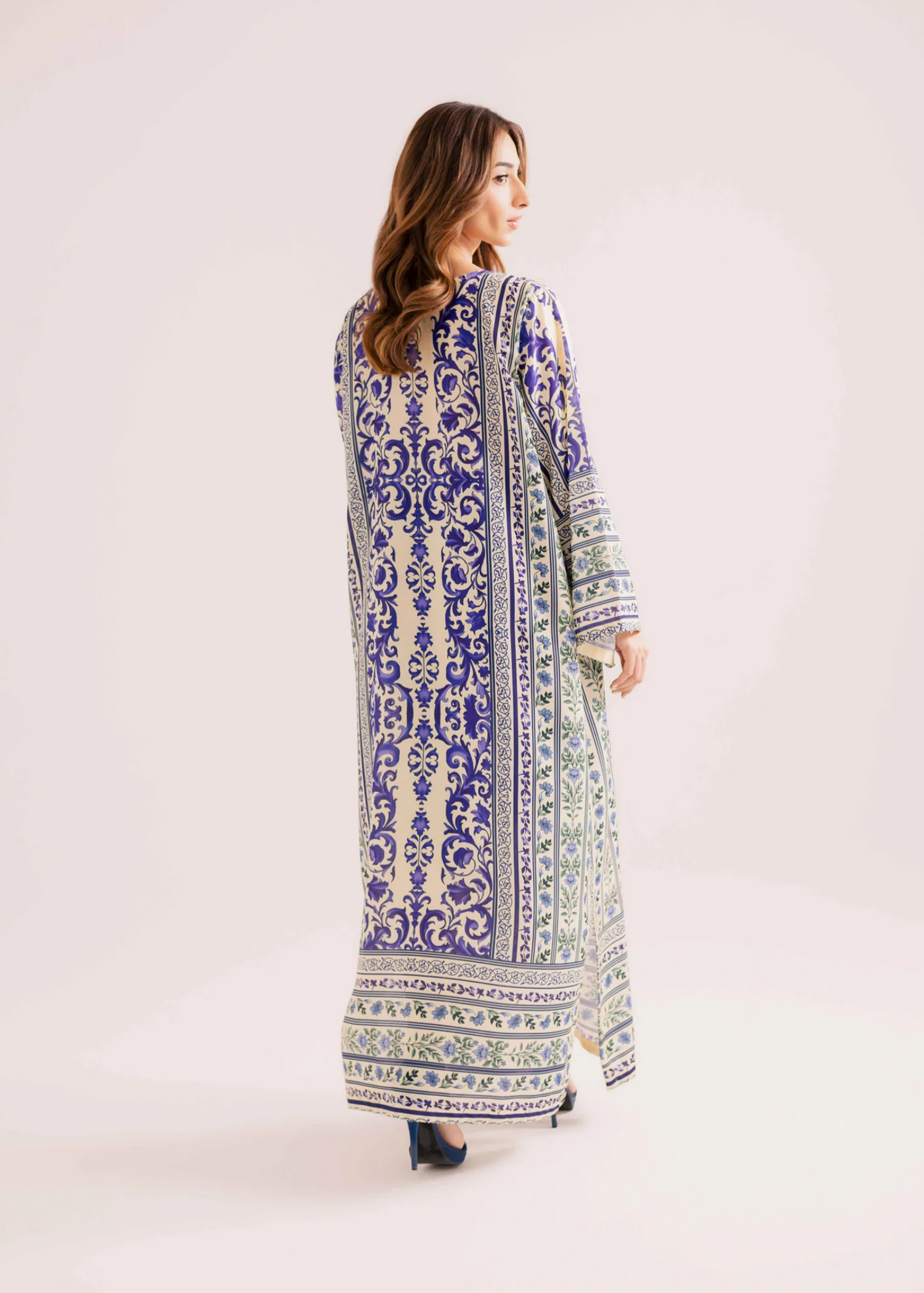 raw silk Kaftan in White, navy blue