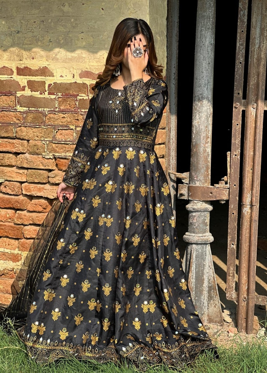 satin silk Maxi in Black