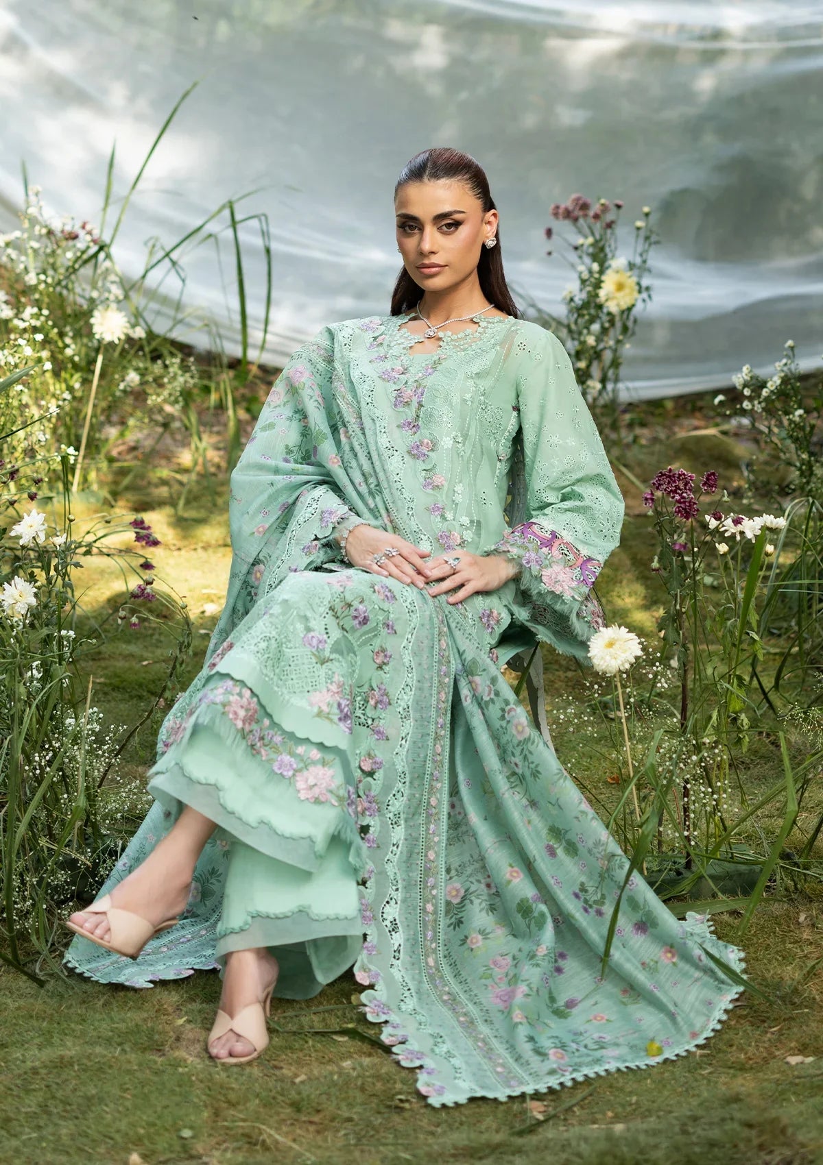 Luxury Lawn – ELQ-3a Daisy Chain
