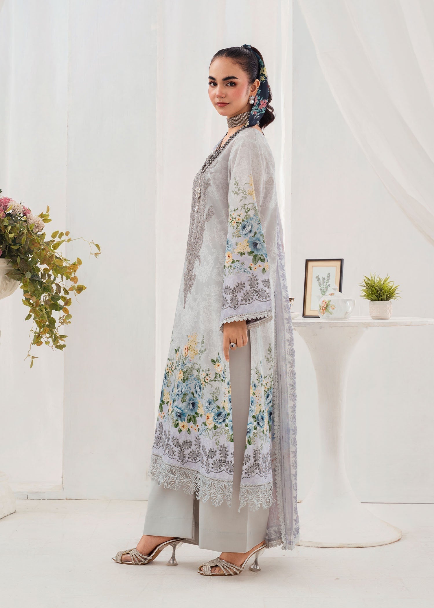 lawn Kurta Set in Light grey