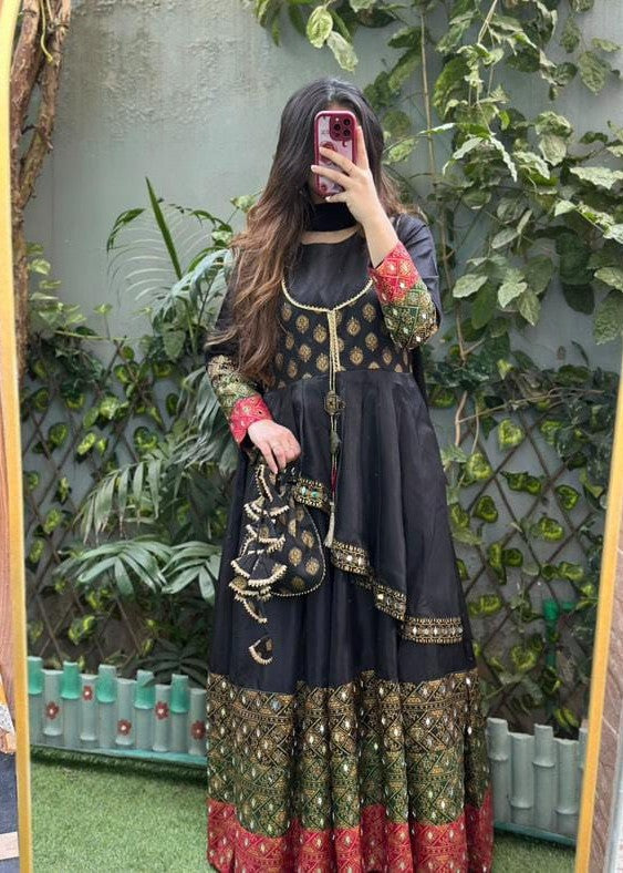 kattan silk Maxi in Black