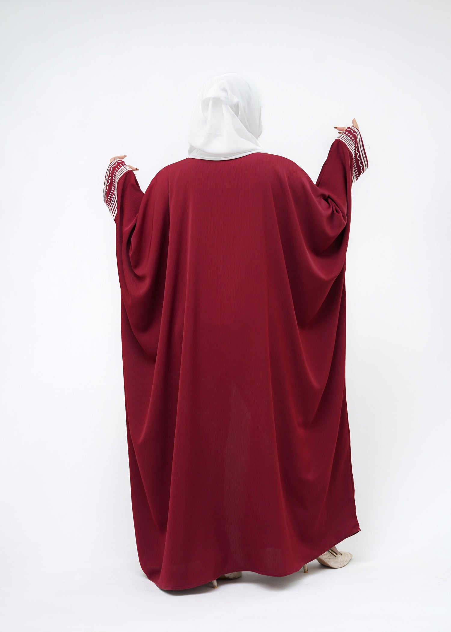 nidha Abaya in Burgundy, white