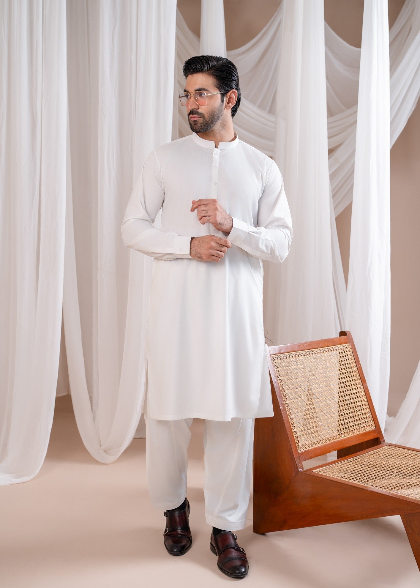 wash & wear Kurta Set in Off-white by Muraqsh