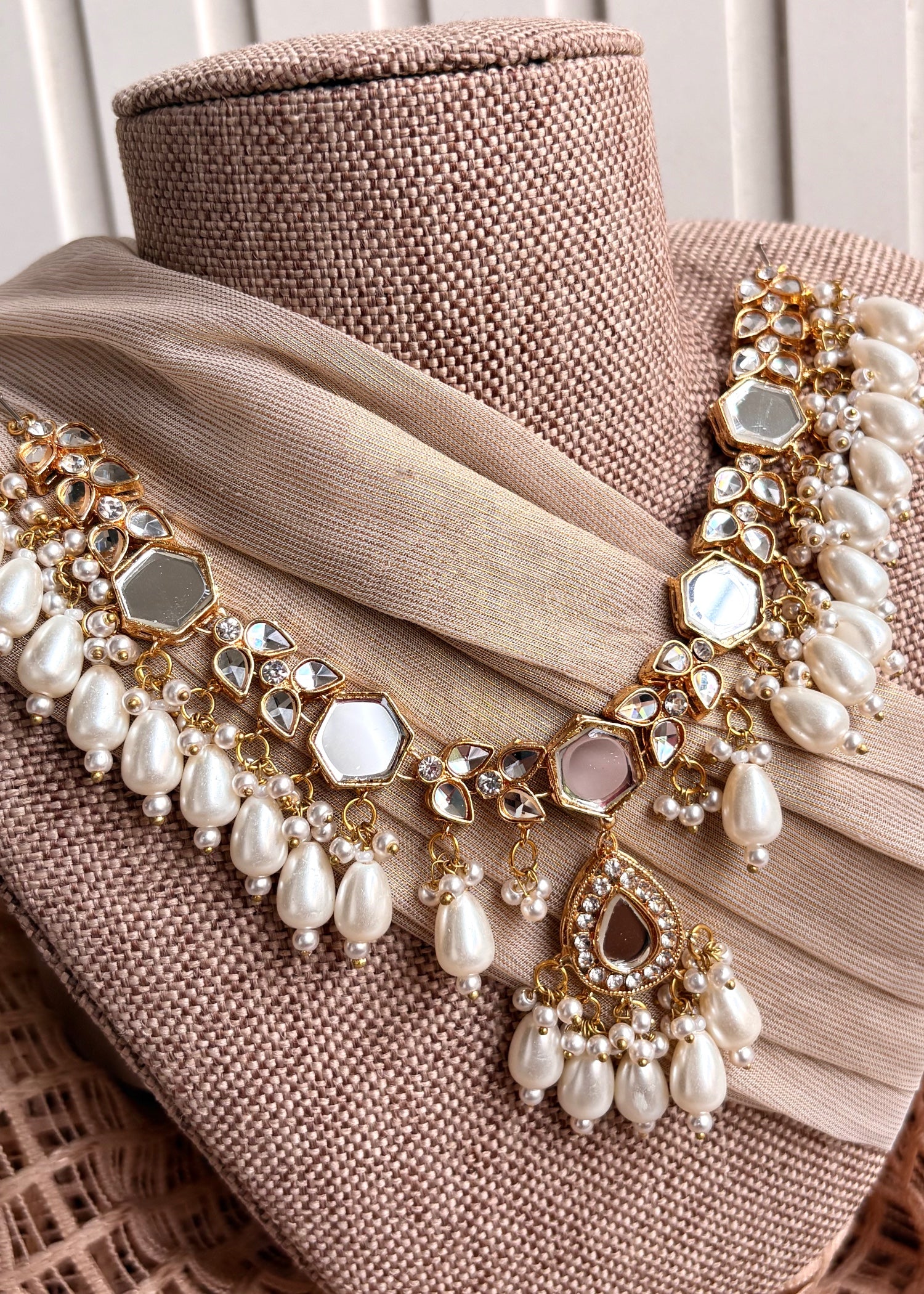 Jewelry Set in White Color by - Trendy Women Jewelry Set GOD4993