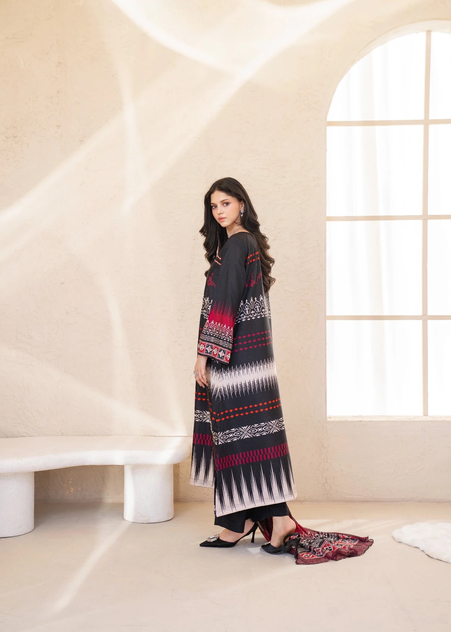 silk grip Kurta Set in Black, blood red, pearl white