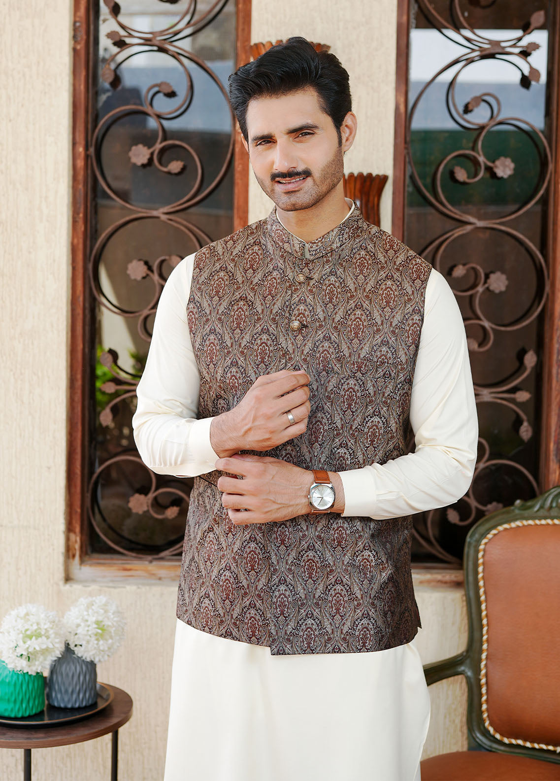 zari jacquard Waistcoat in Saddle brown