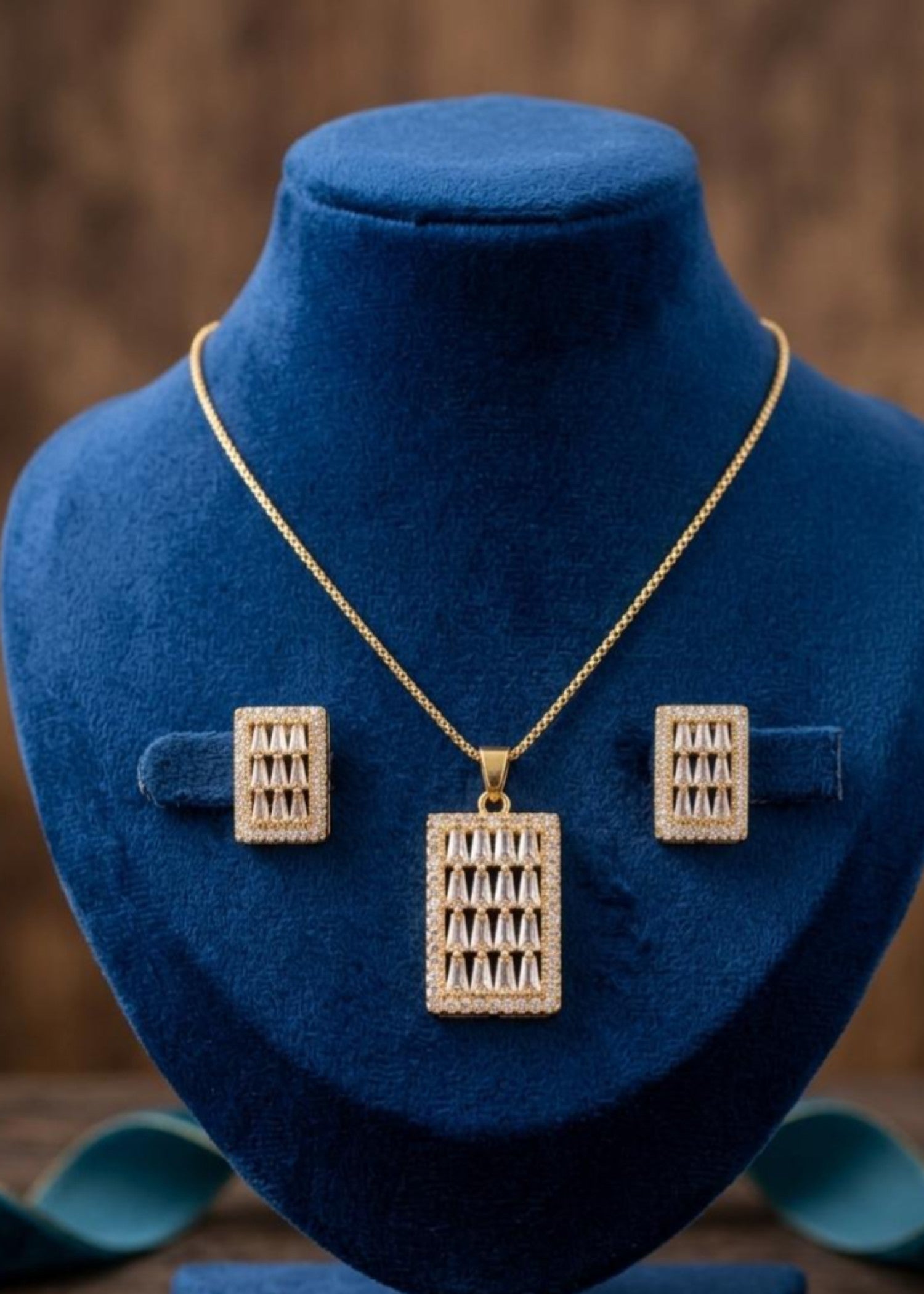 Jewelry Set in Mari gold Color by - Trendy Women Jewelry Set EEQ9250