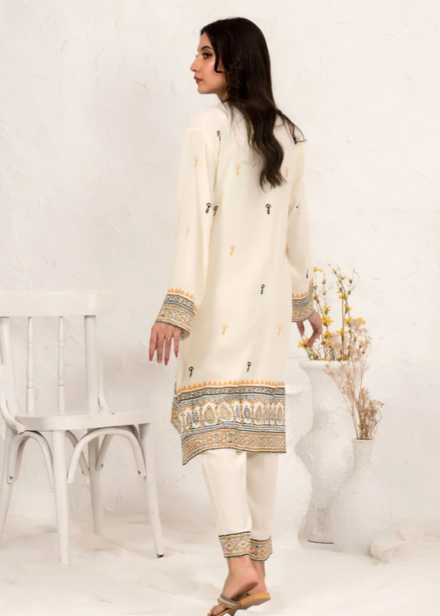 pk crepe Kurta Set in Ivory