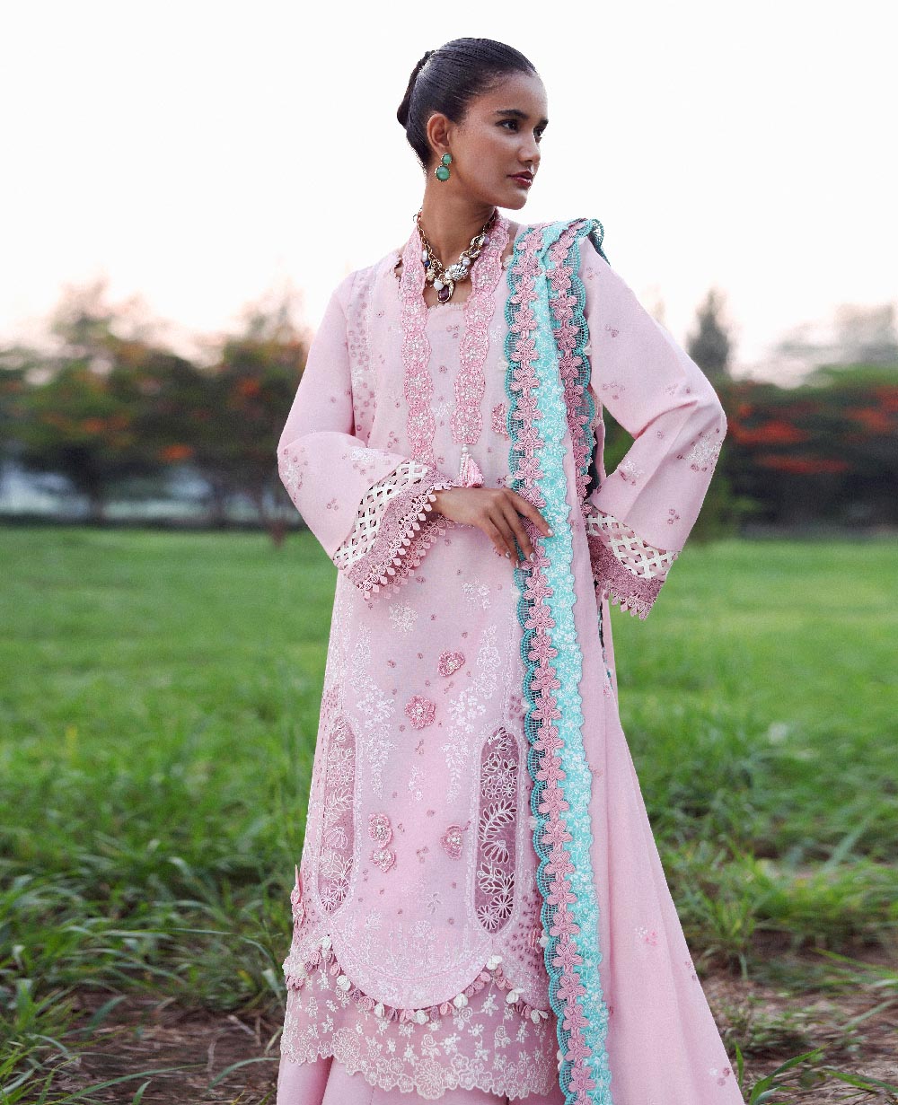 Lilas Lawn – Zayra