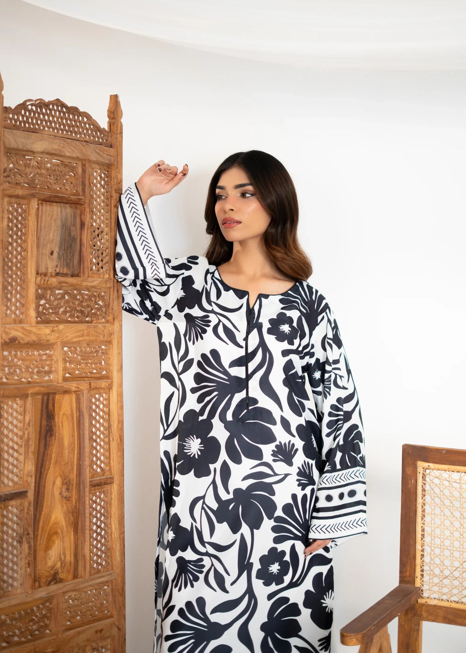 silk grip Kurta Set in Black, white