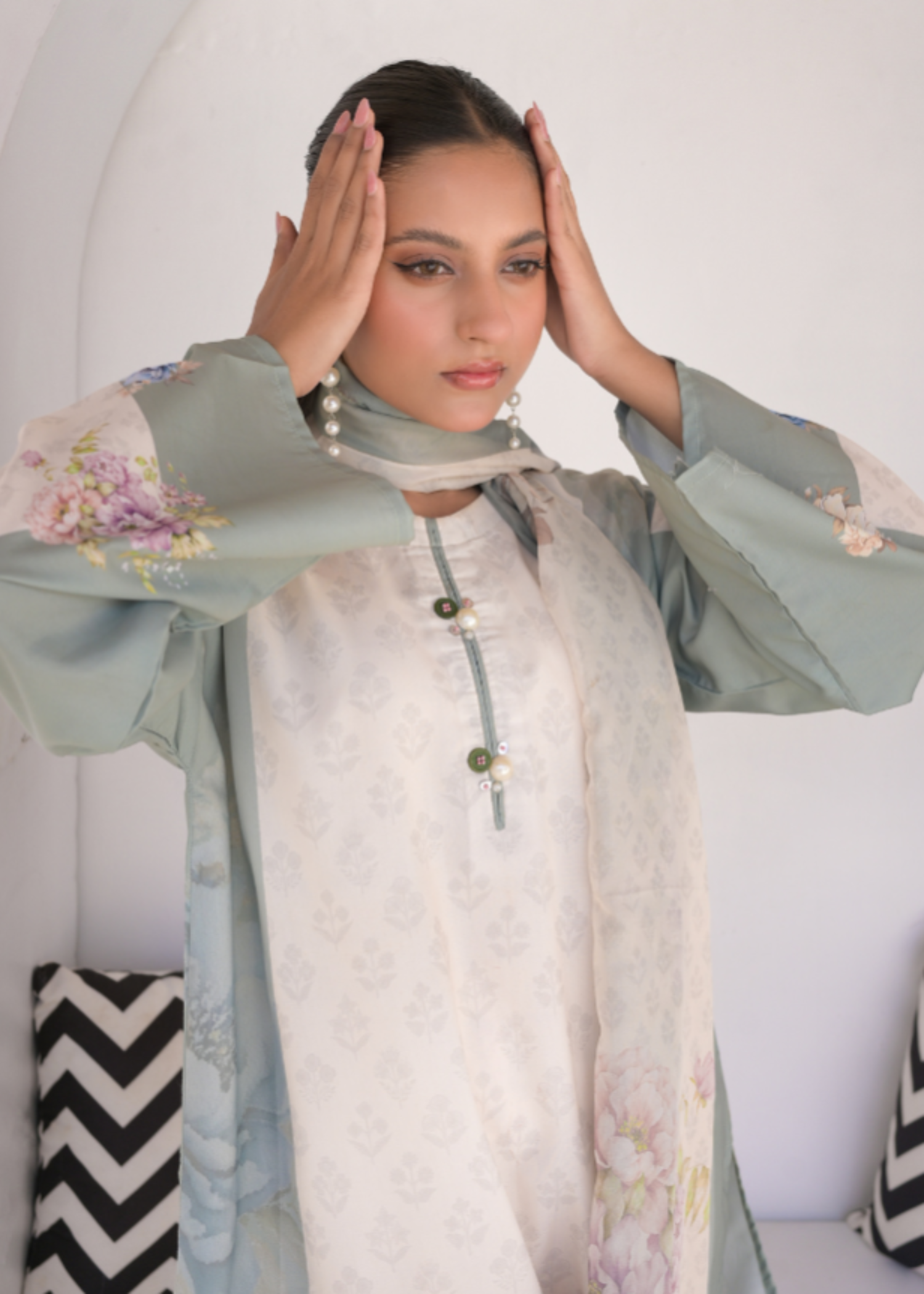 swiss lawn Kurta Set in Off-white