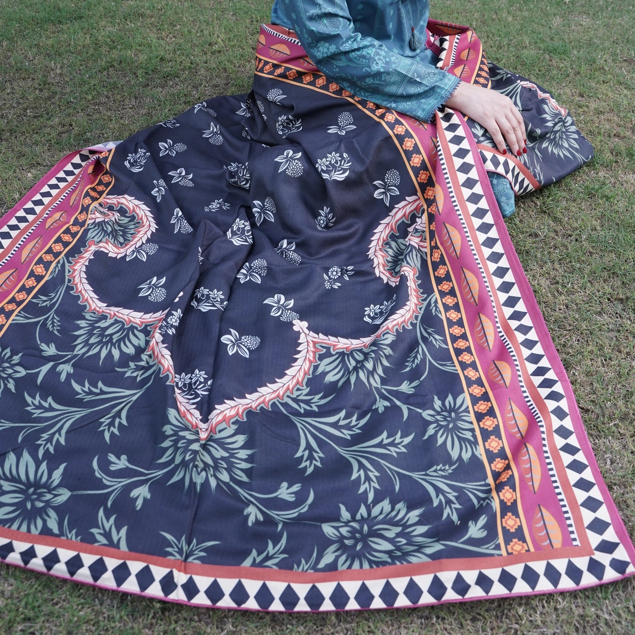 Shawl in Black Color by - Trendy Women Shawl ZRM1138