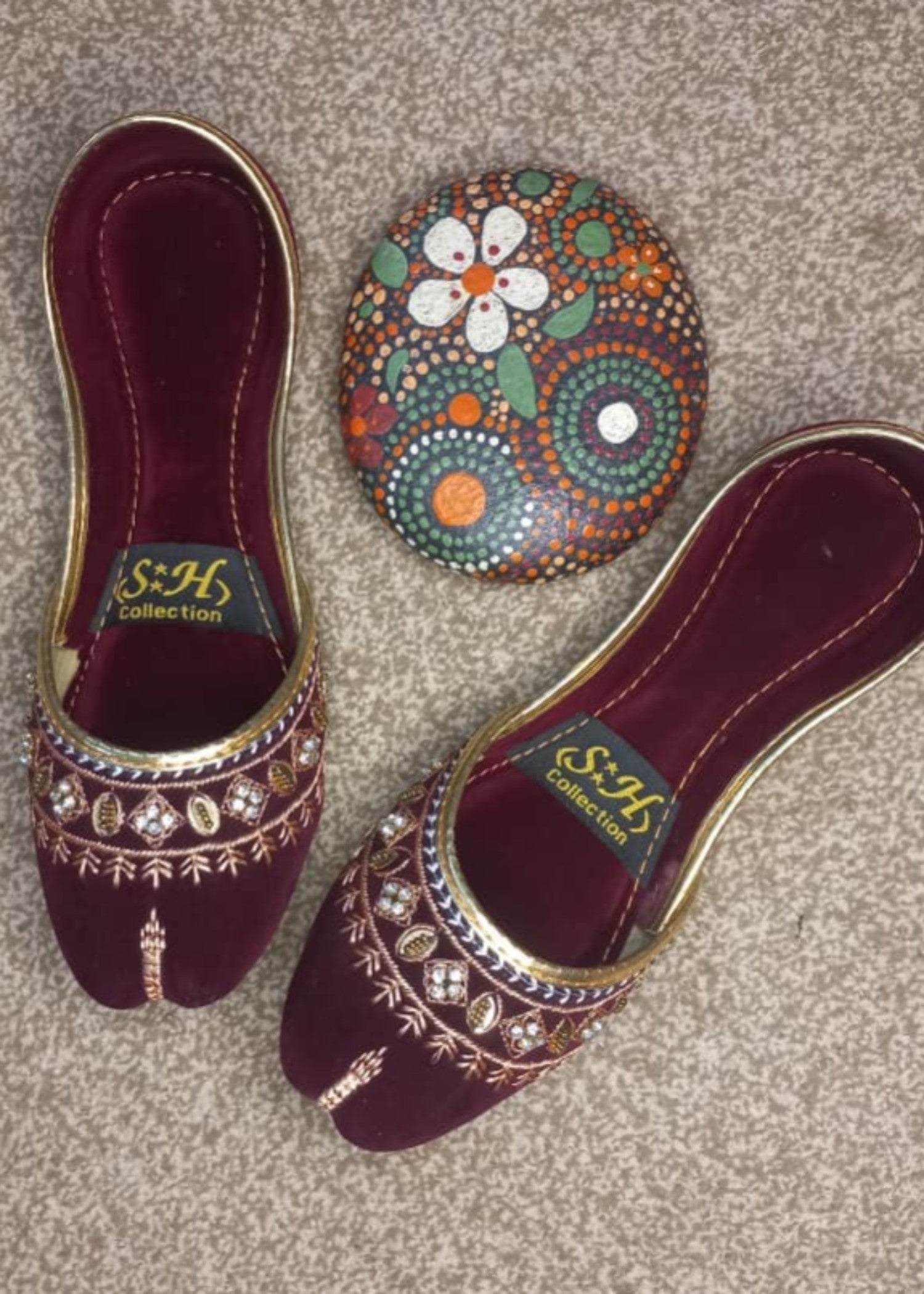 Khussa in Maroon by - High Quality Women Khussa HYD2168