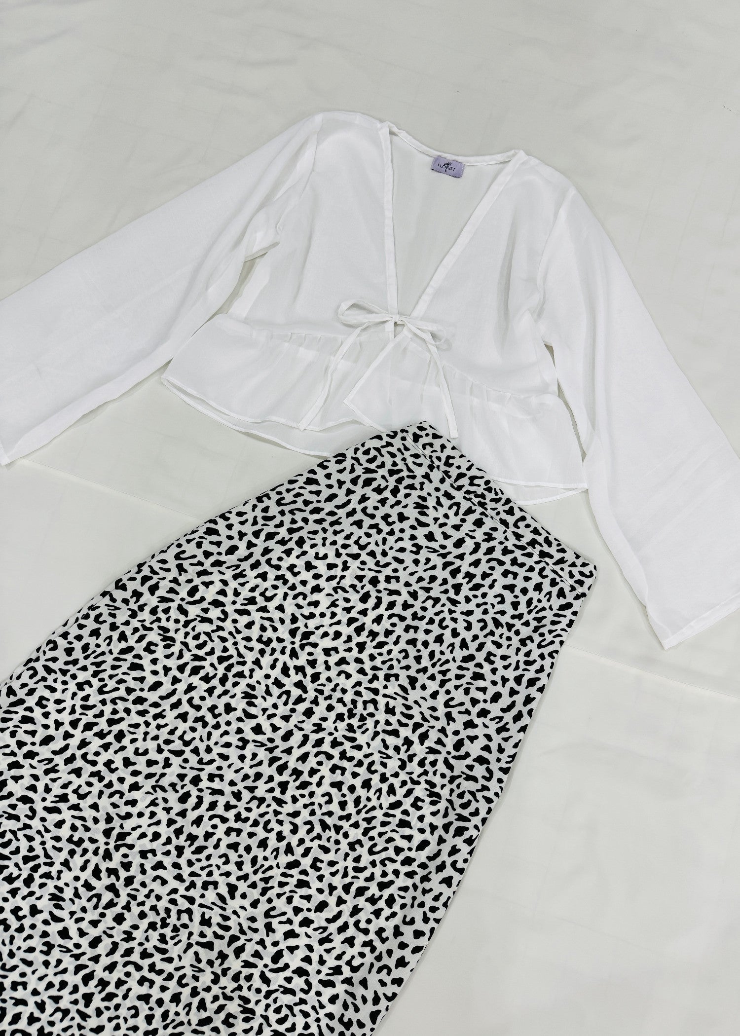 grip Skirt in Black, white