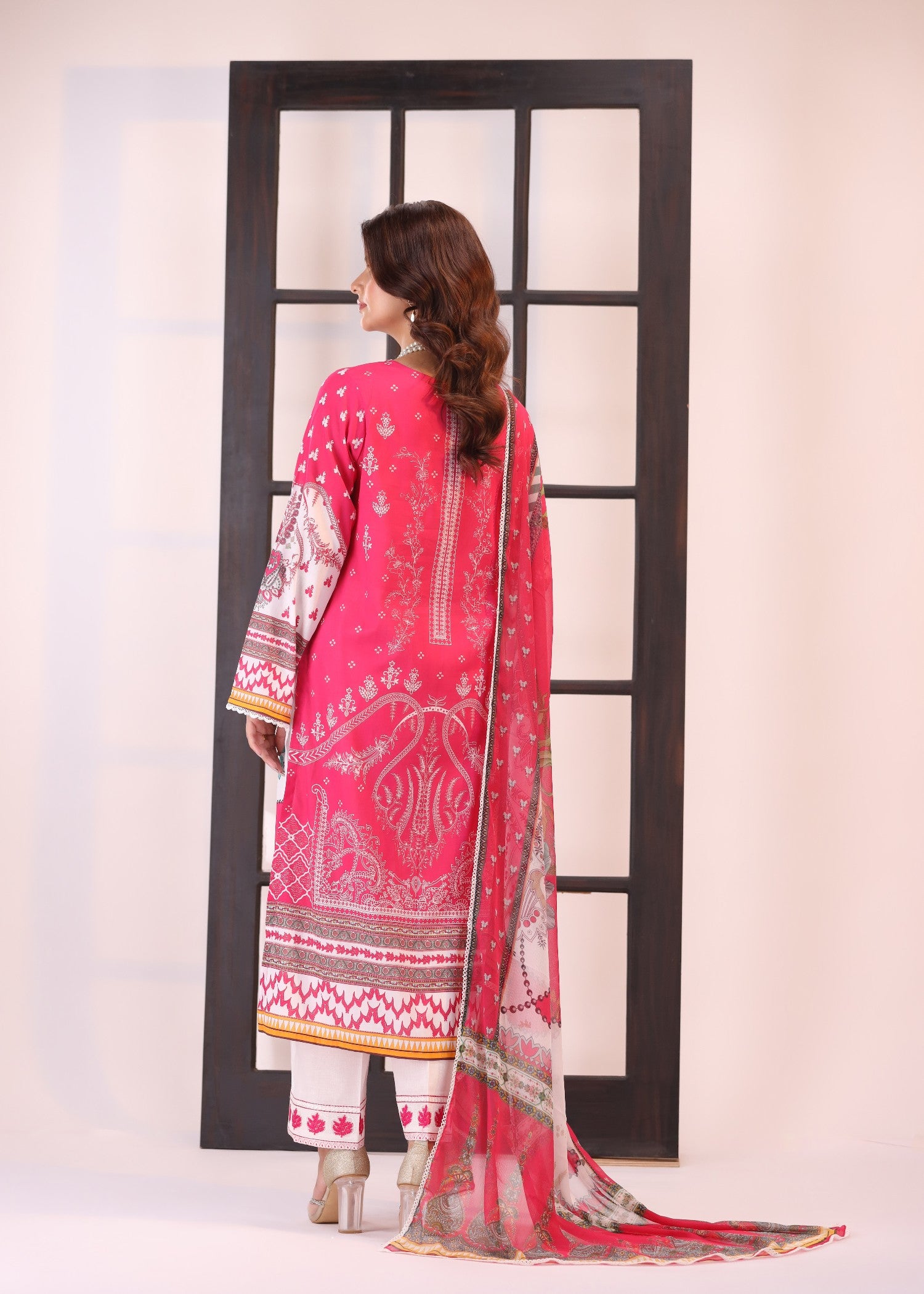 lawn Kurta Set in White, pink