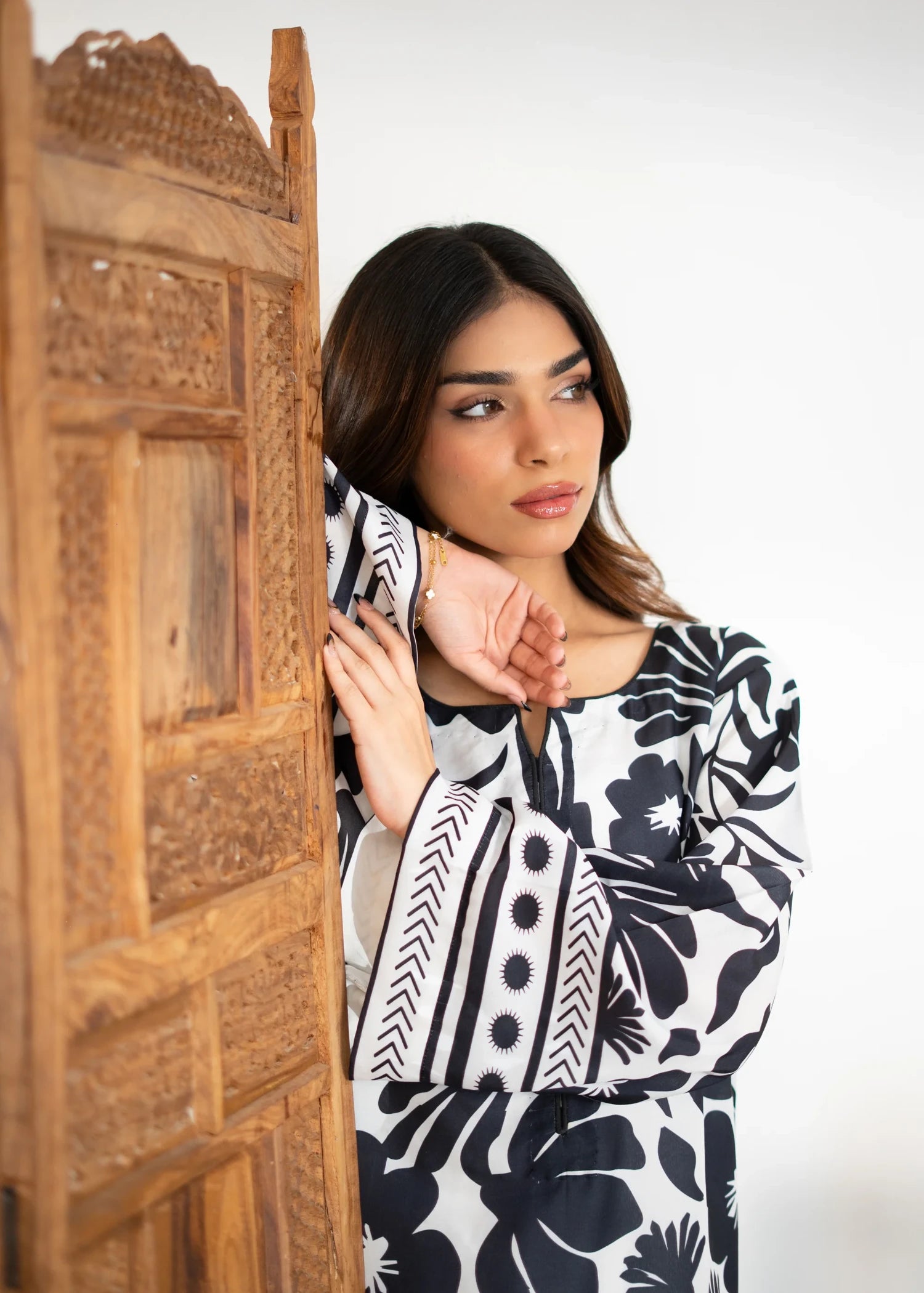 silk grip Kurta Set in Black, white