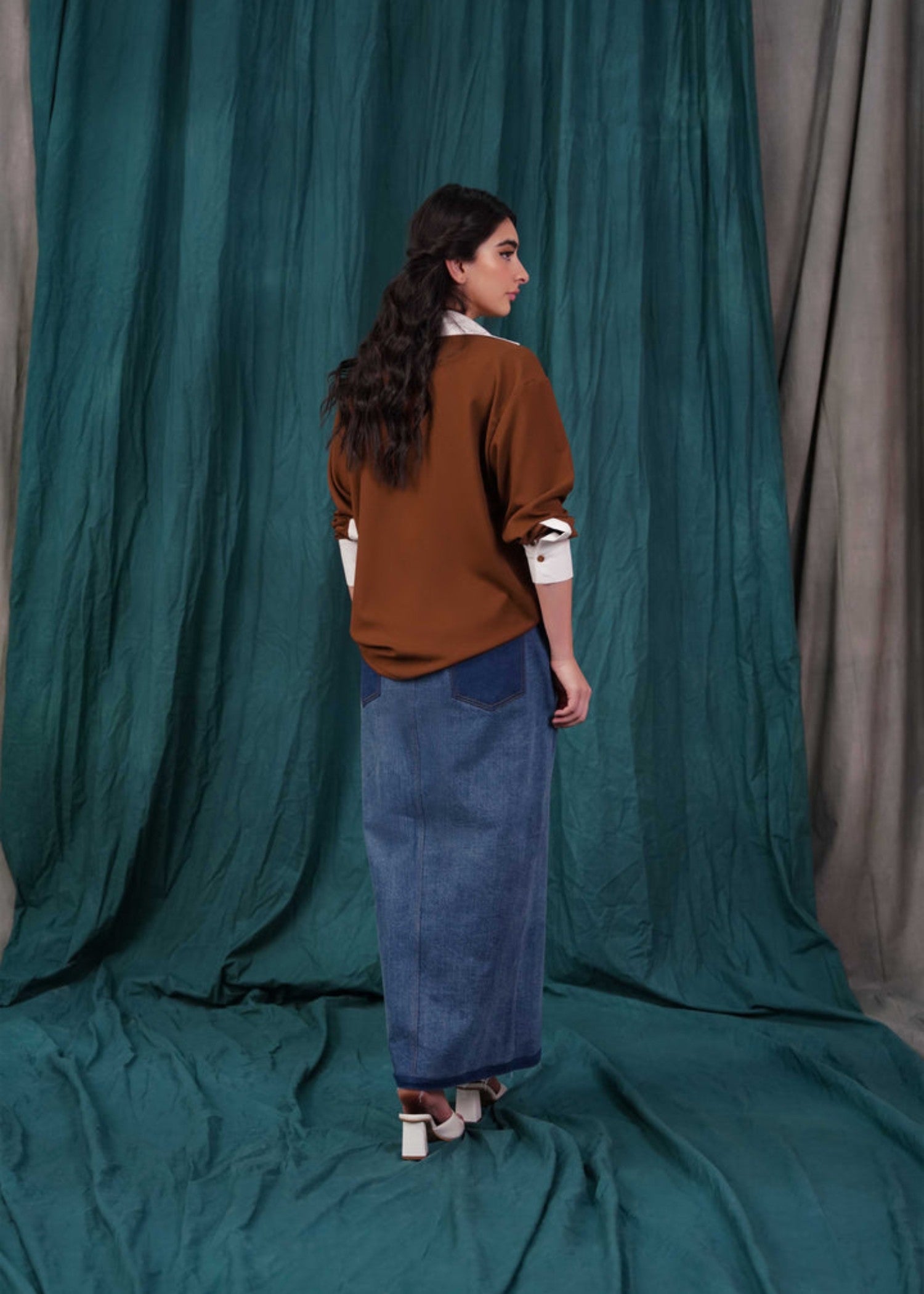 crepe Top in Brown, white