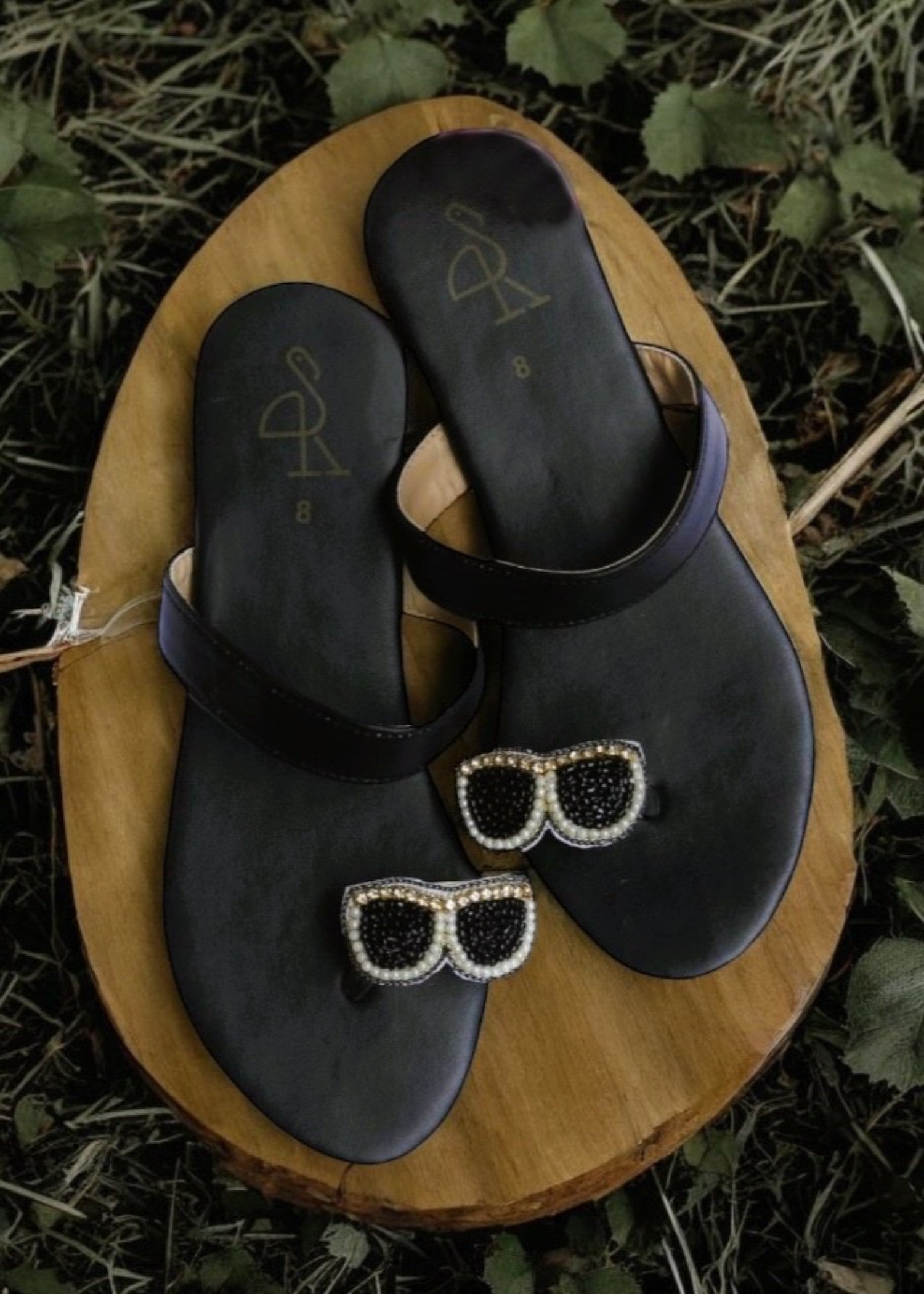 Kolapuri in Black by - High Quality Women Kolapuri VAM6149