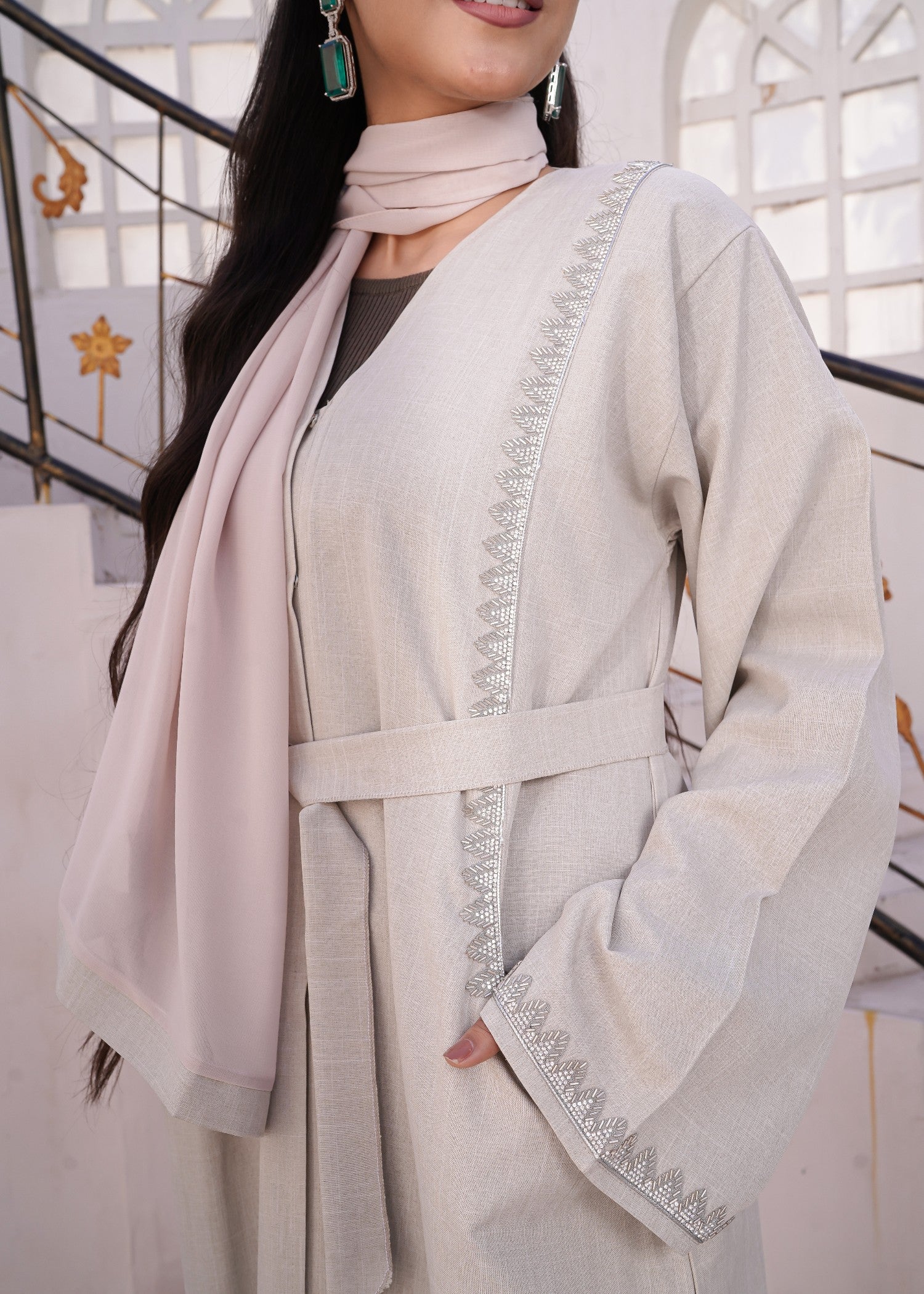 self jacquard Abaya in Off-white, platinum