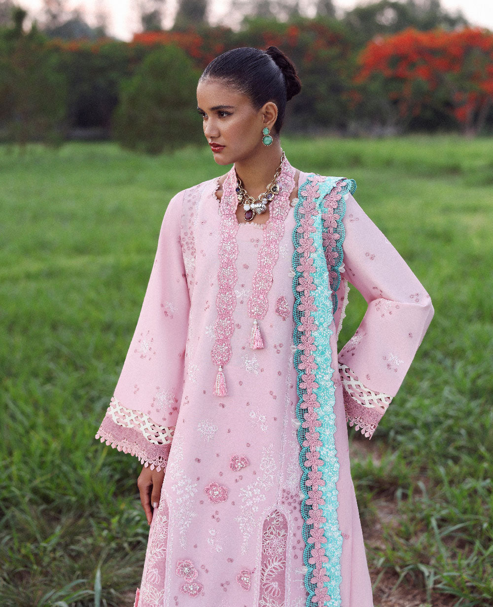 Lilas Lawn – Zayra