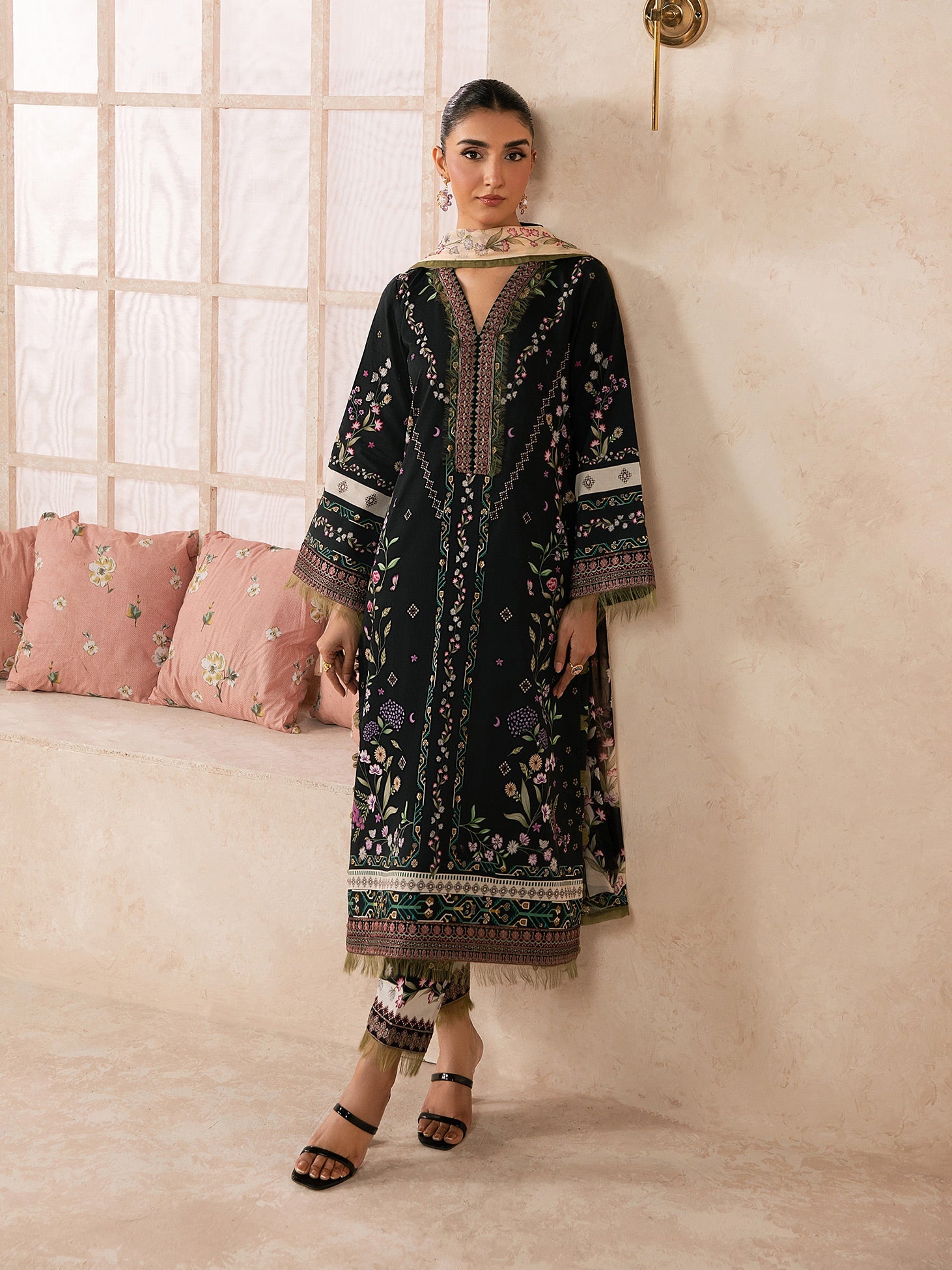 Syra Lawn – Elina