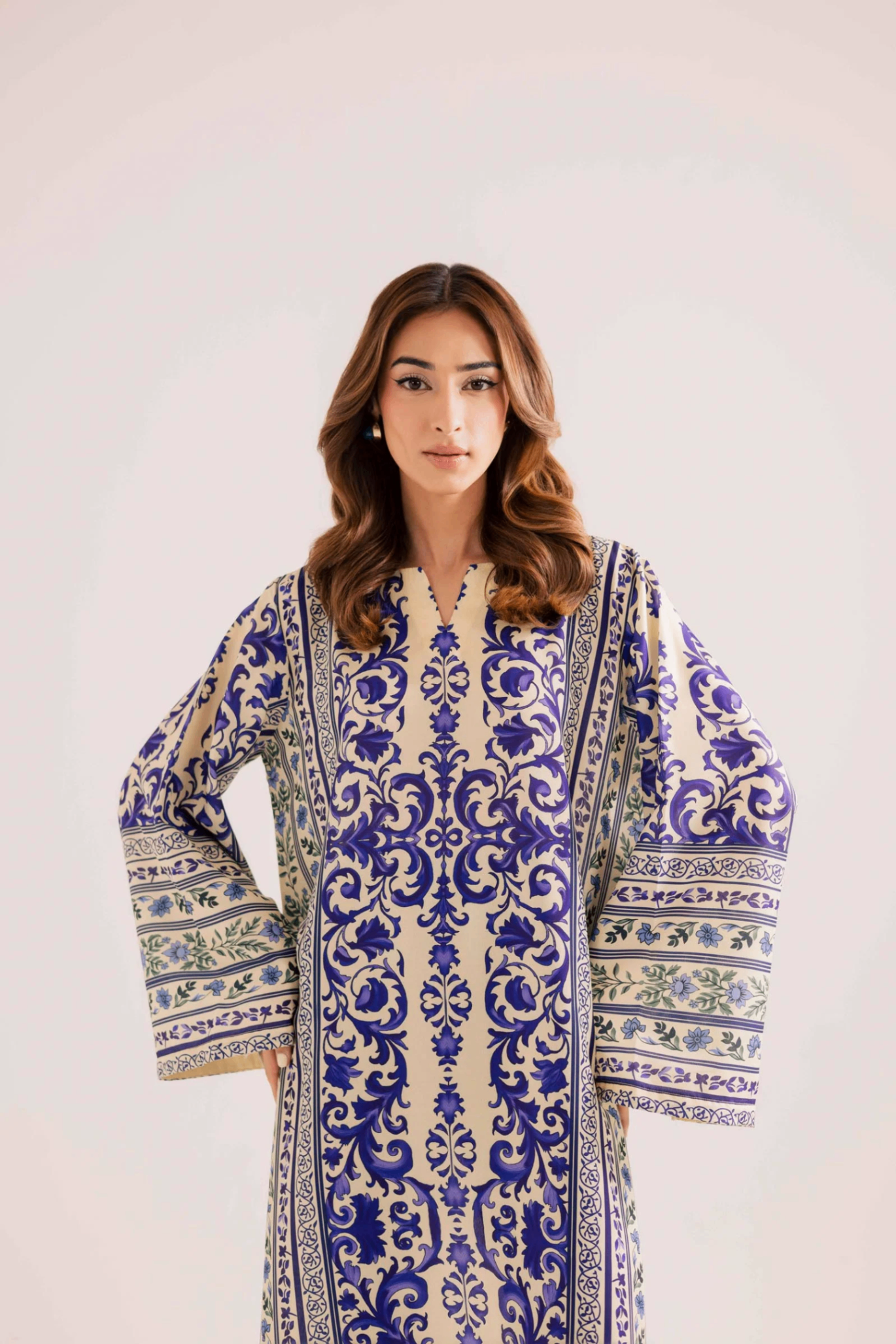 raw silk Kaftan in White, navy blue