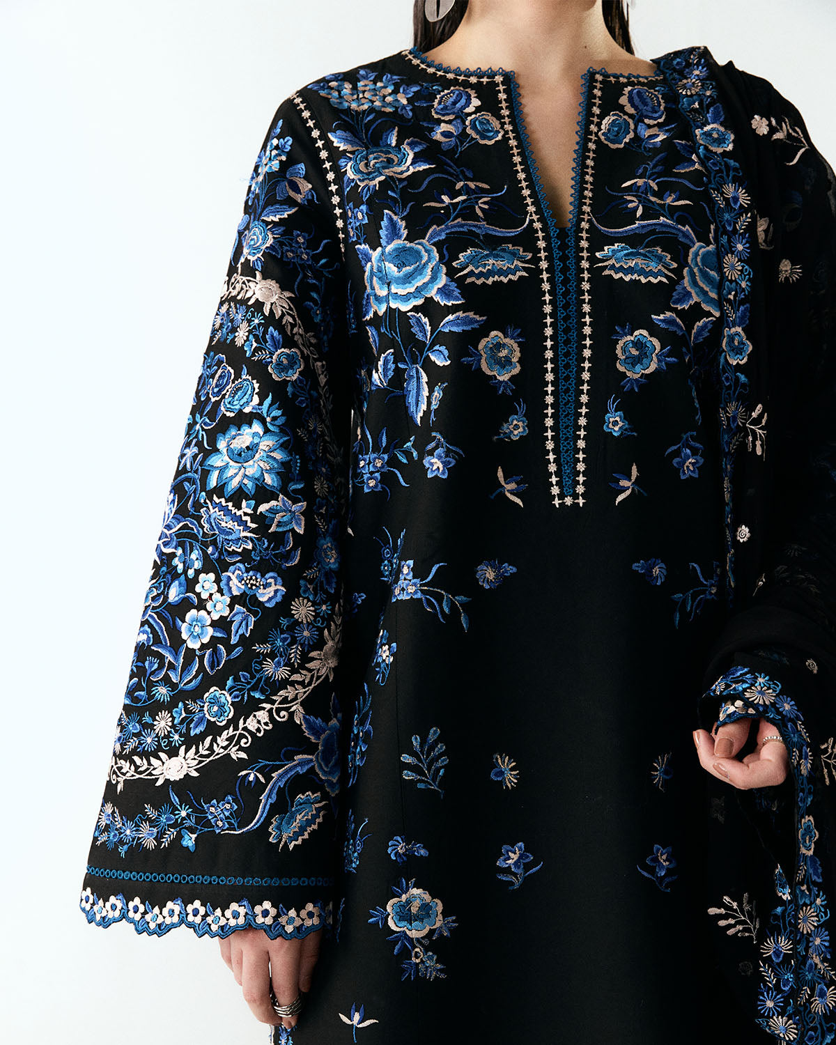 Jugnu Luxury Lawn Edit – Ari