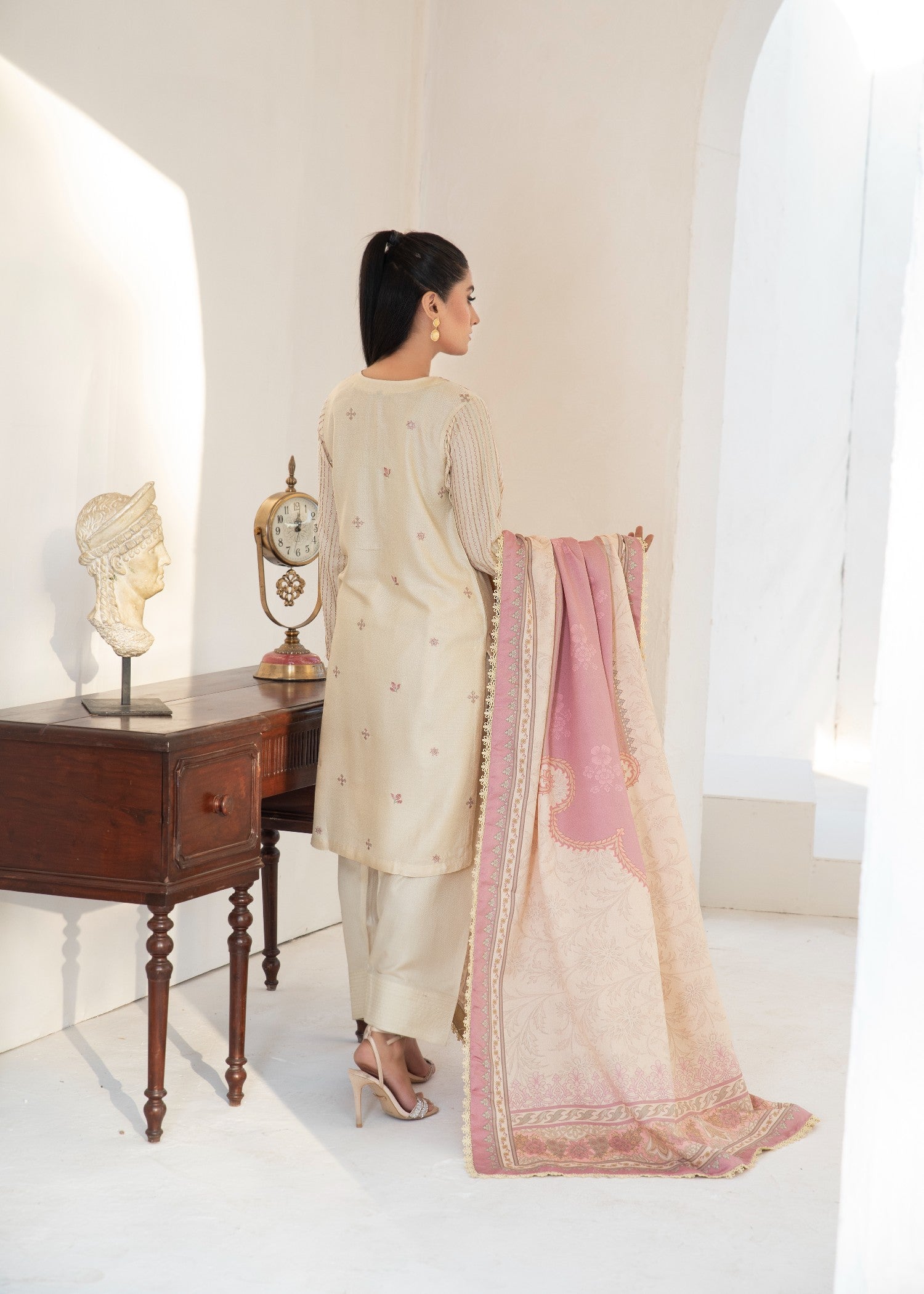 lawn Kurta Set in Floral white