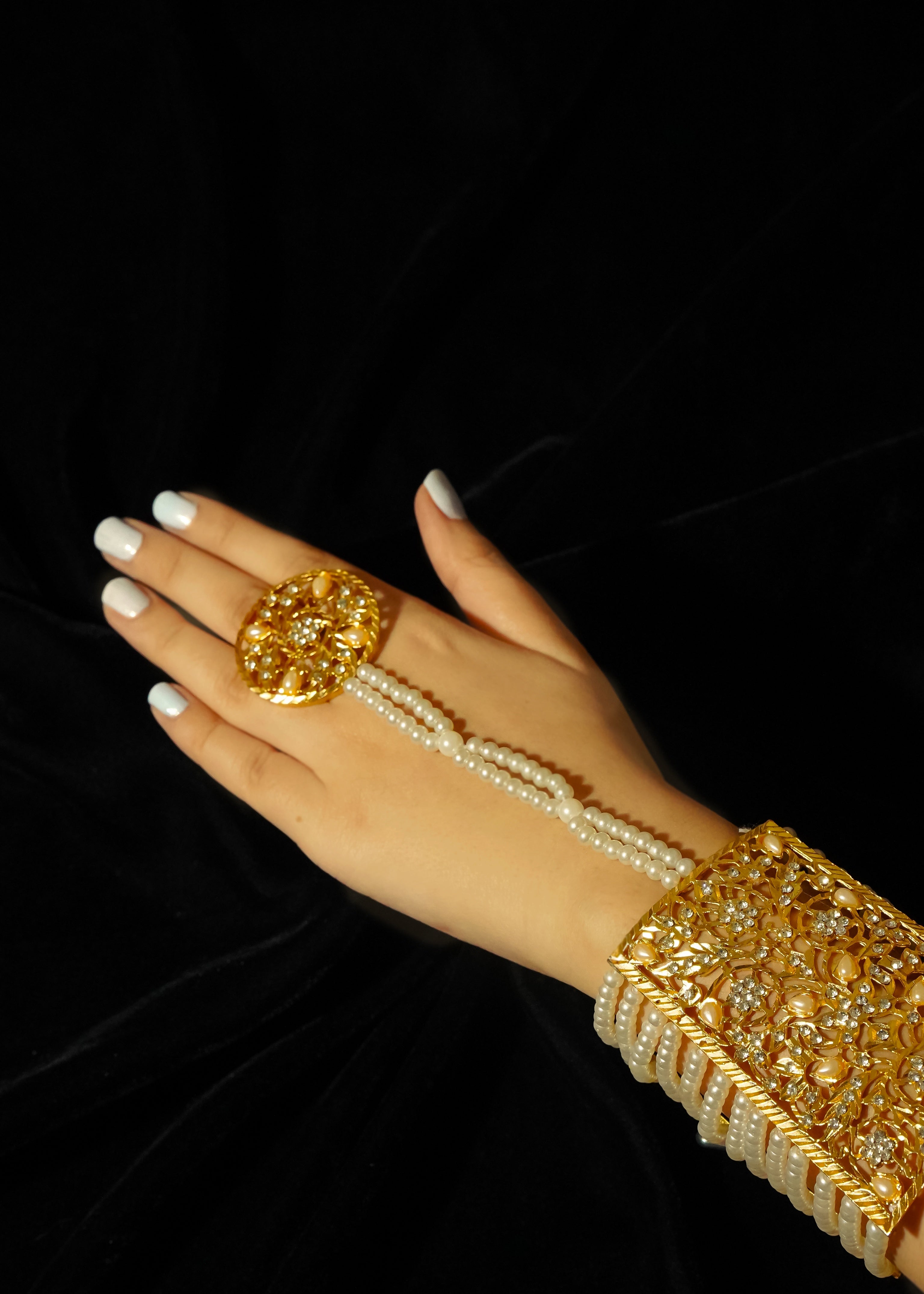Bracelet in Gold, pearl white Color by - Trendy Women Bracelet HLO2341