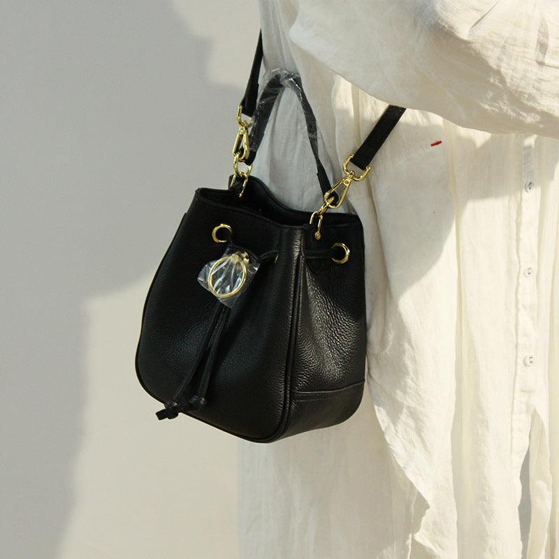 Simple drawstring shoulder bag