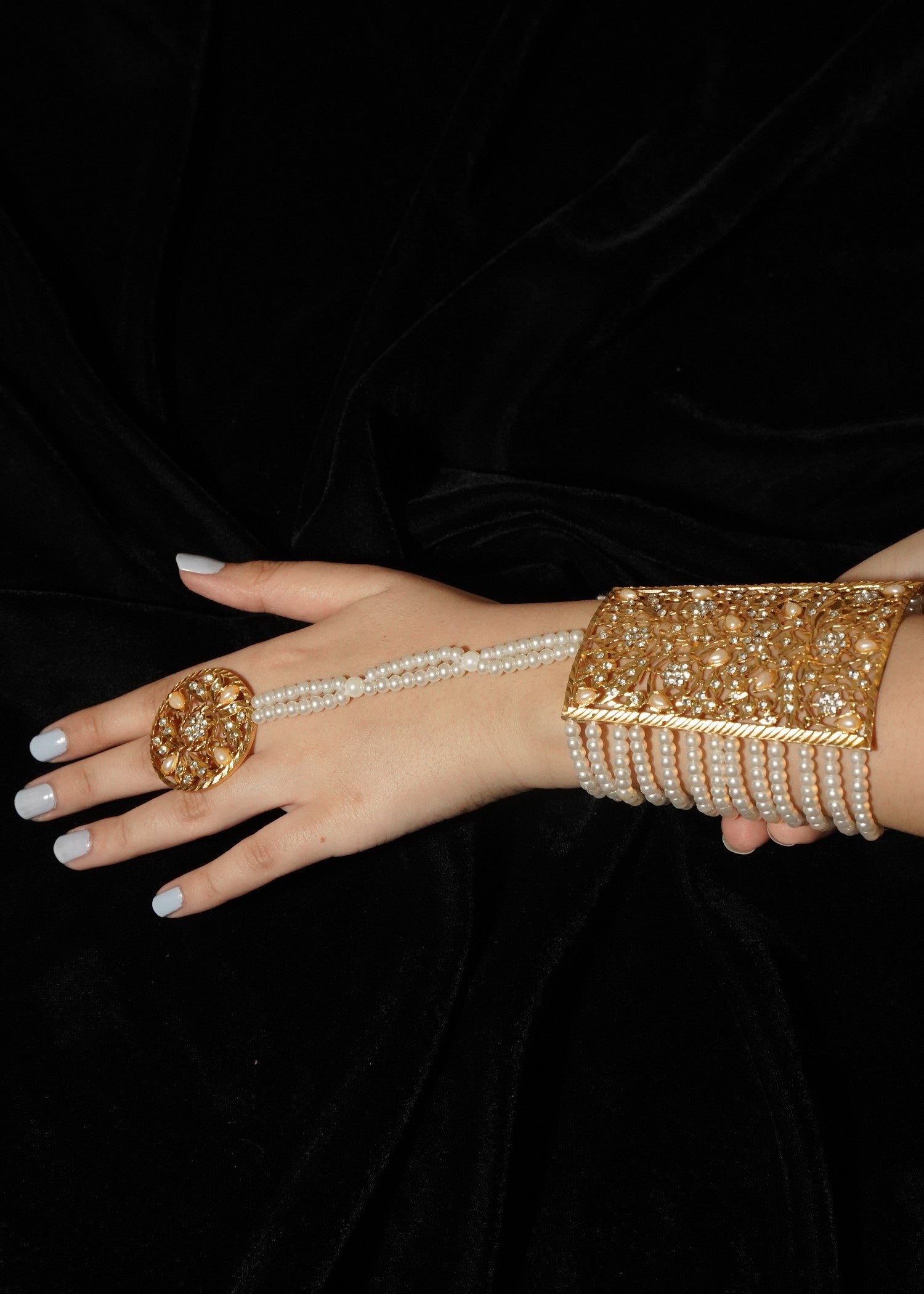 Bracelet in Gold, pearl white Color by - Trendy Women Bracelet HLO2341