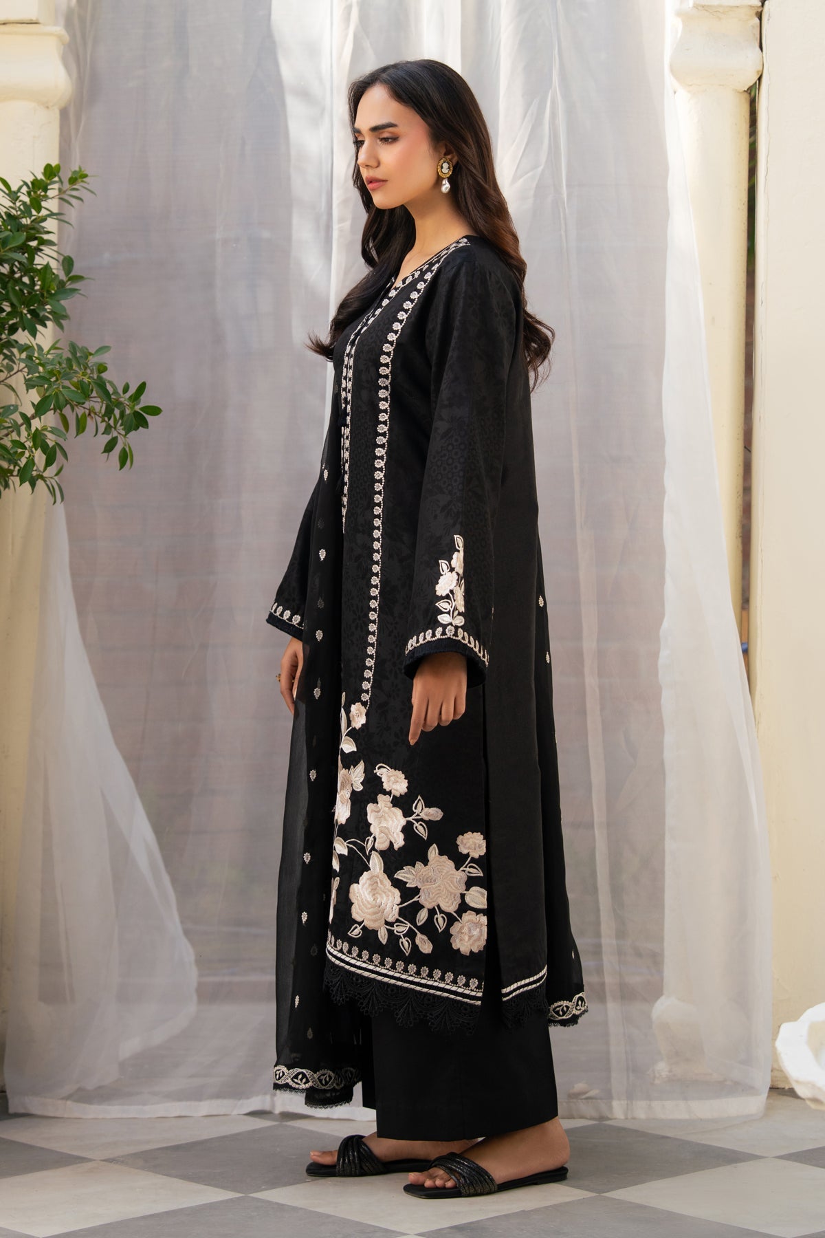 Eid Edit Lawn – AMARIS