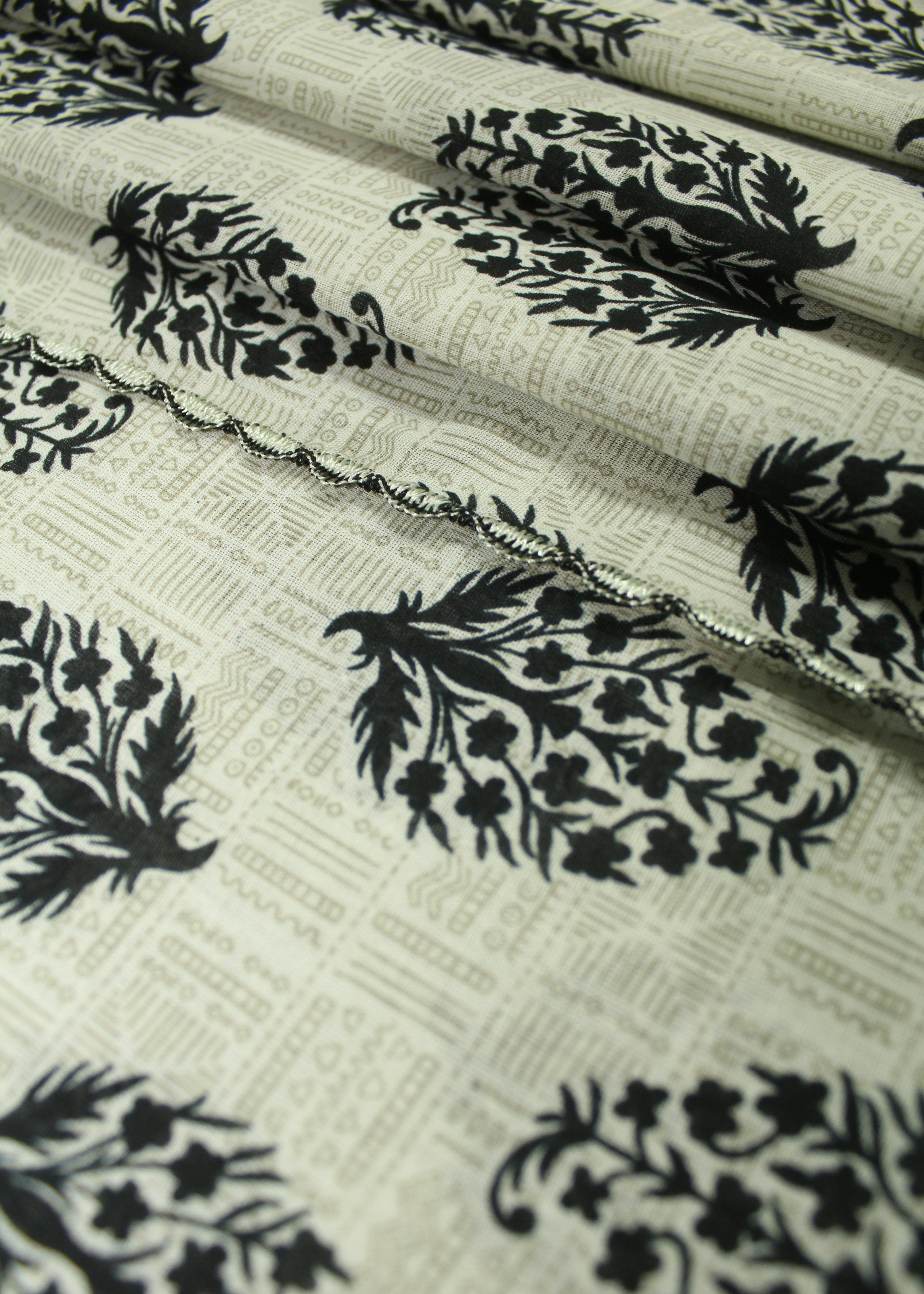 lawn Chaddar in Black, tea green