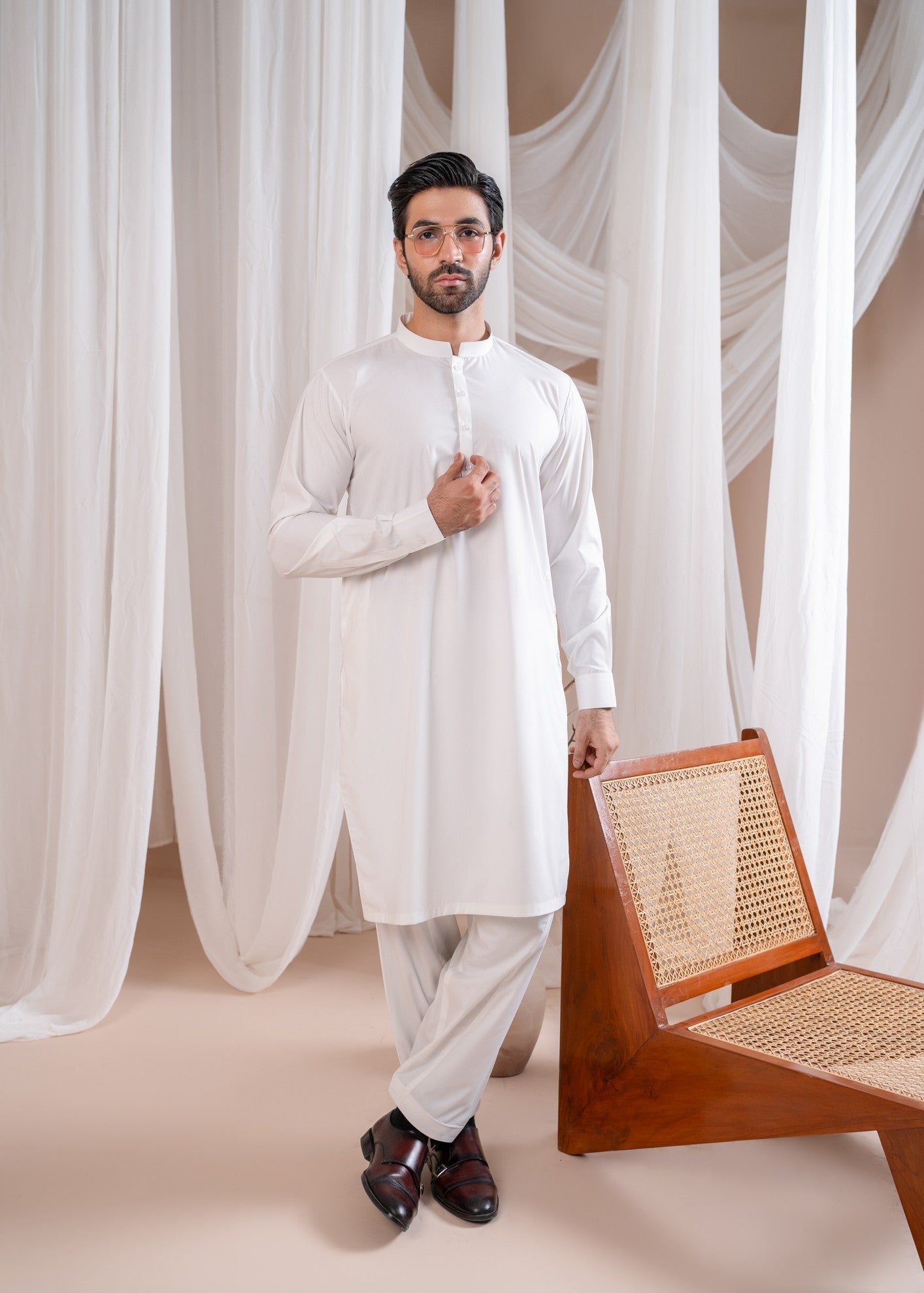 wash & wear Kurta Set in Off-white by Muraqsh